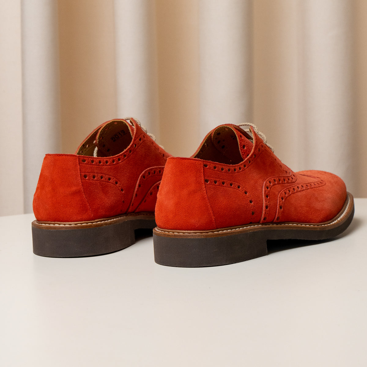 Consiglieri: heel and decorative broguing of the orange shoes