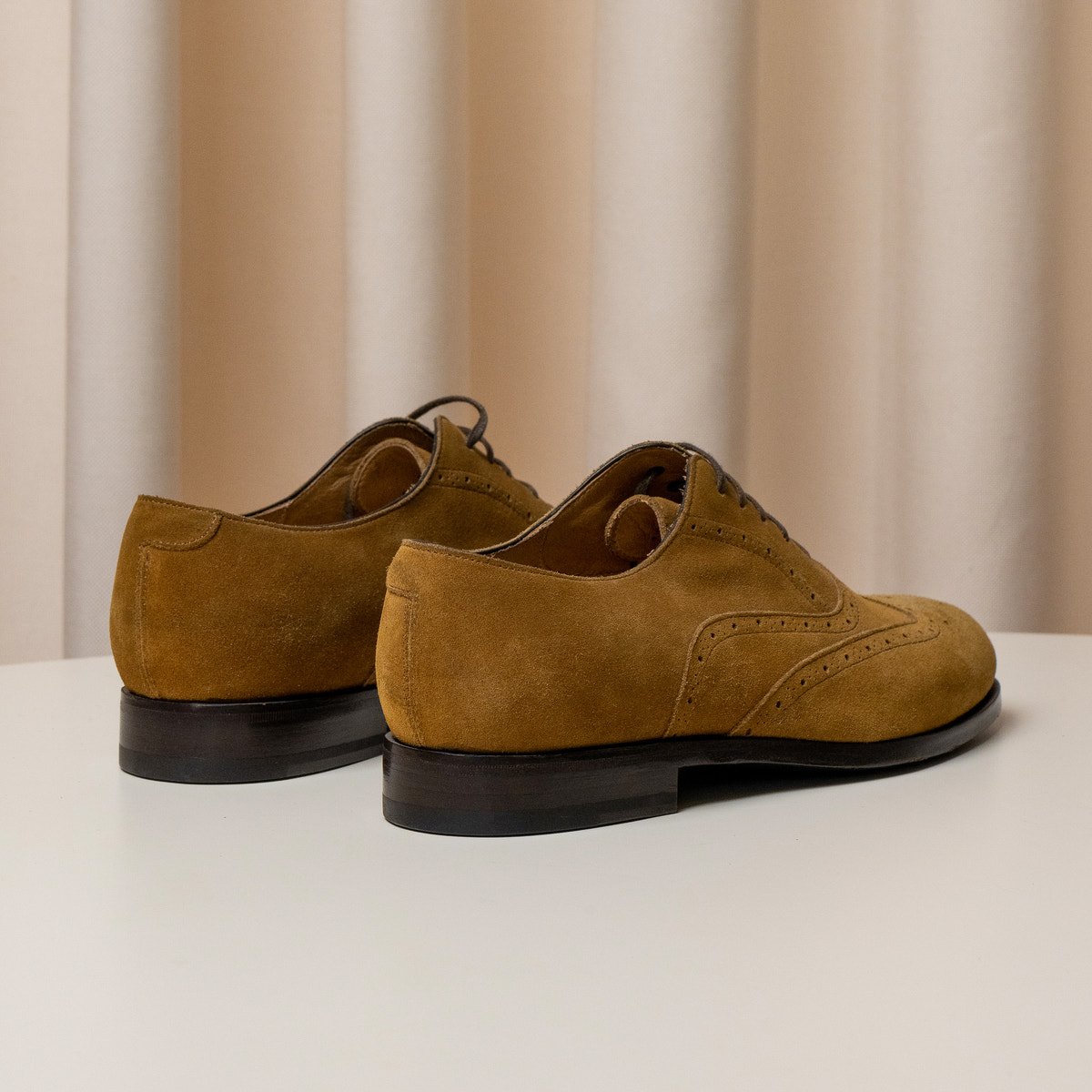 Consiglieri: heel and velvety texture of the ochre Oxford shoes