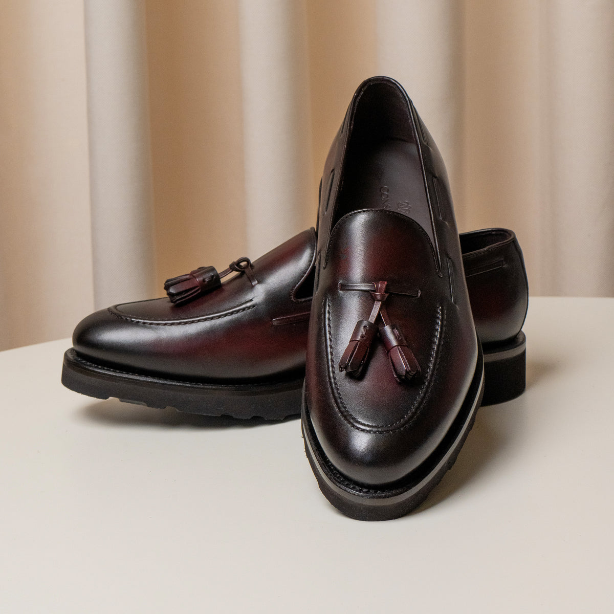 Consiglieri: tassels and polished finish of the burgundy loafers