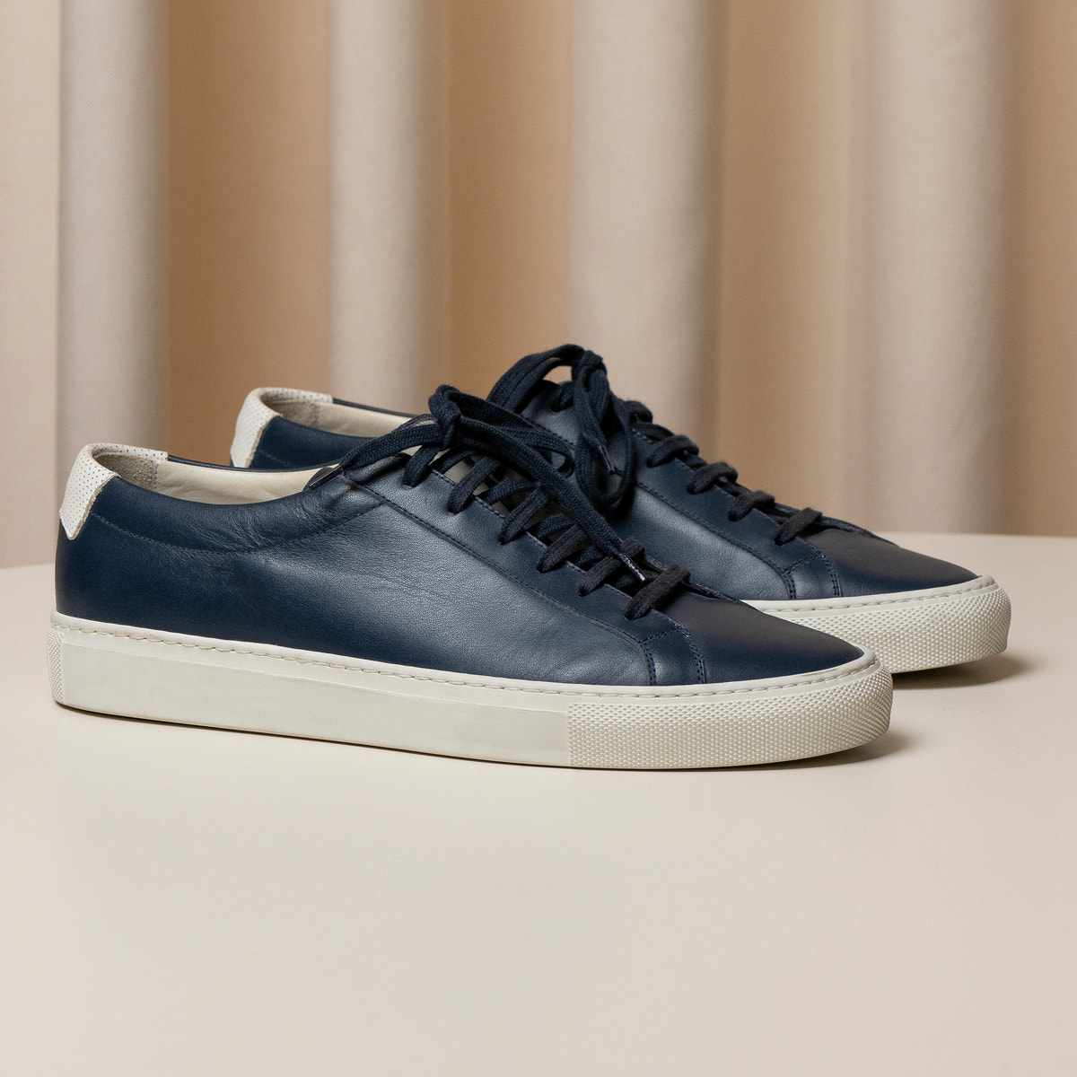 Consiglieri: navy lace-up trainers with white soles