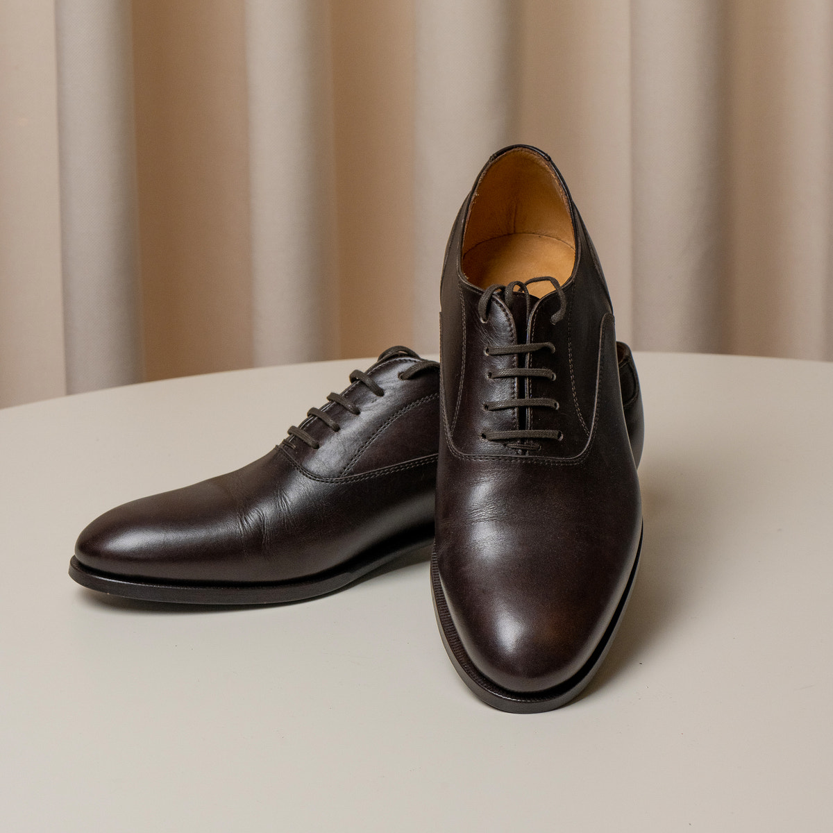 Consiglieri: laces and elongated shape of the dark brown Oxford shoes