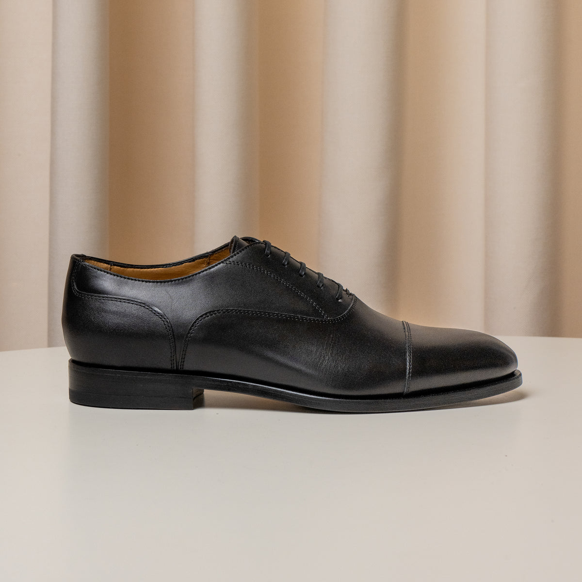 Consiglieri: black lace-up Oxford shoes with a cap toe