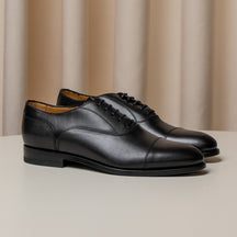Consiglieri: black lace-up Oxford shoes with a cap toe