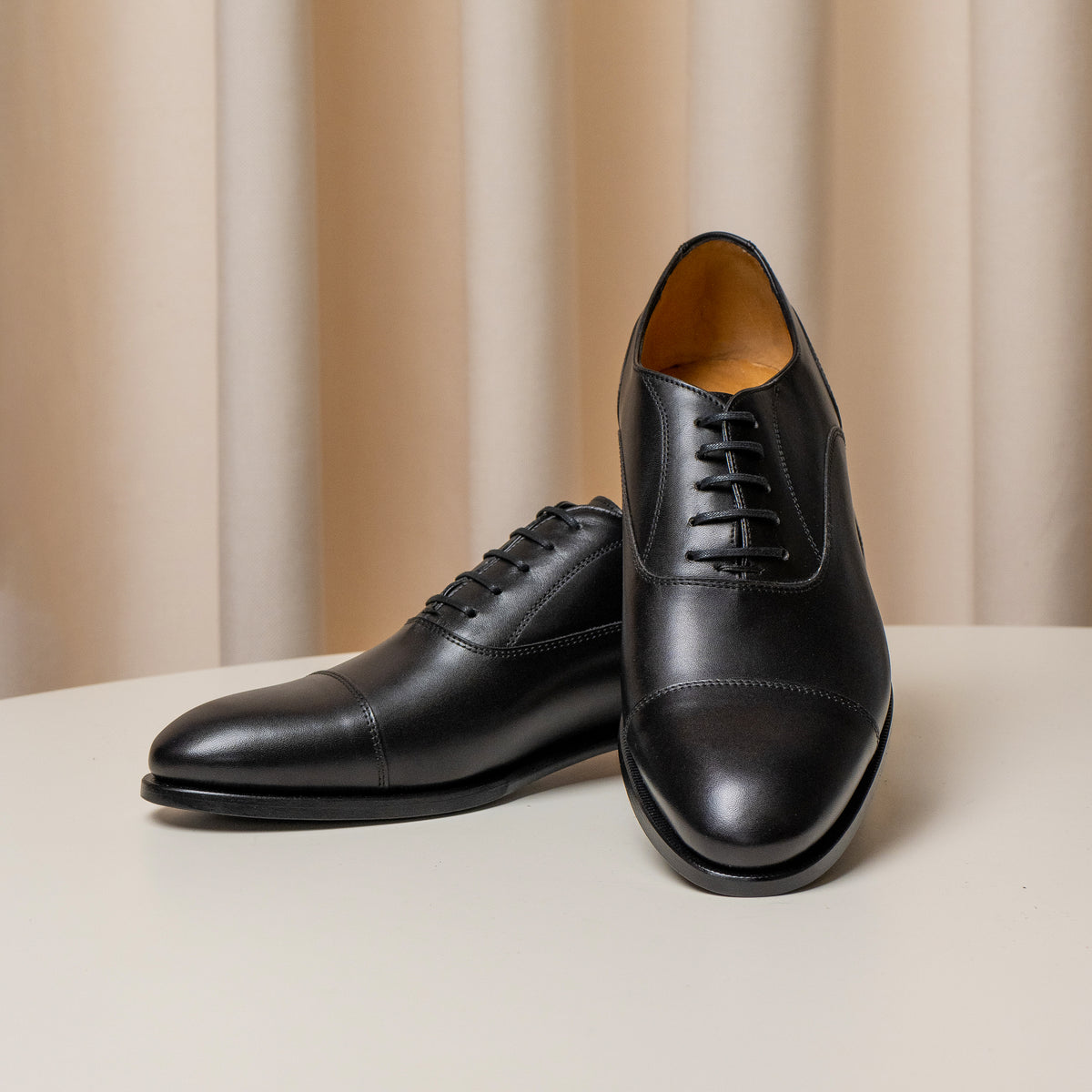 Consiglieri: laces and cap toe of the black Oxford shoes