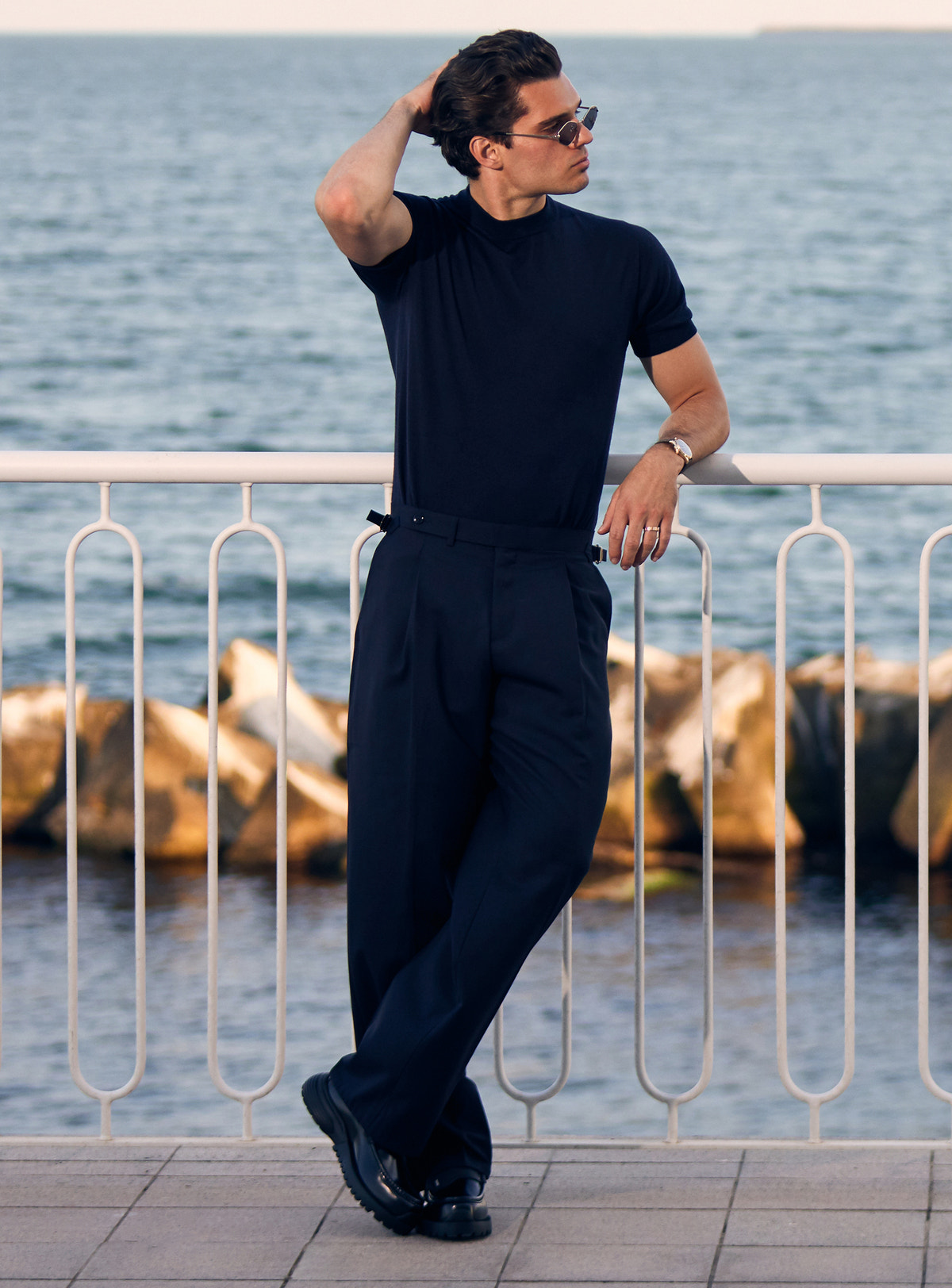 Dark tonal Consiglieri ensemble with a short-sleeved T-shirt and pleated trousers