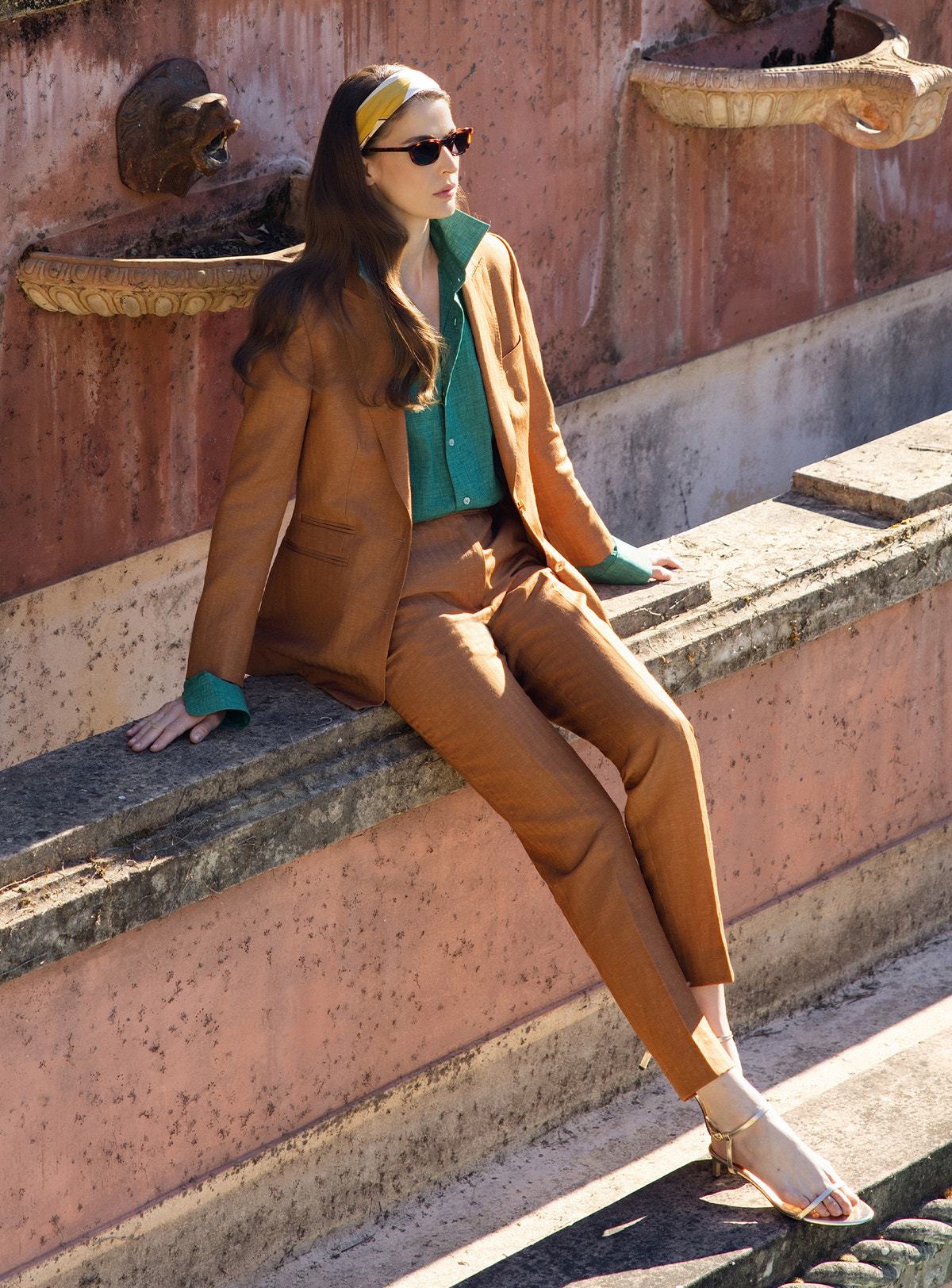 Caramel Consiglieri DONNA suit with tapered trousers, worn with a green shirt