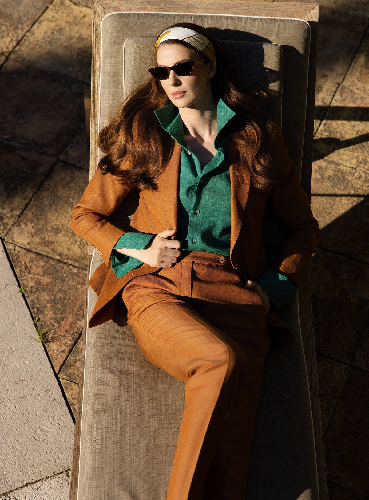 Caramel Consiglieri DONNA suit with tapered trousers, worn with a green shirt