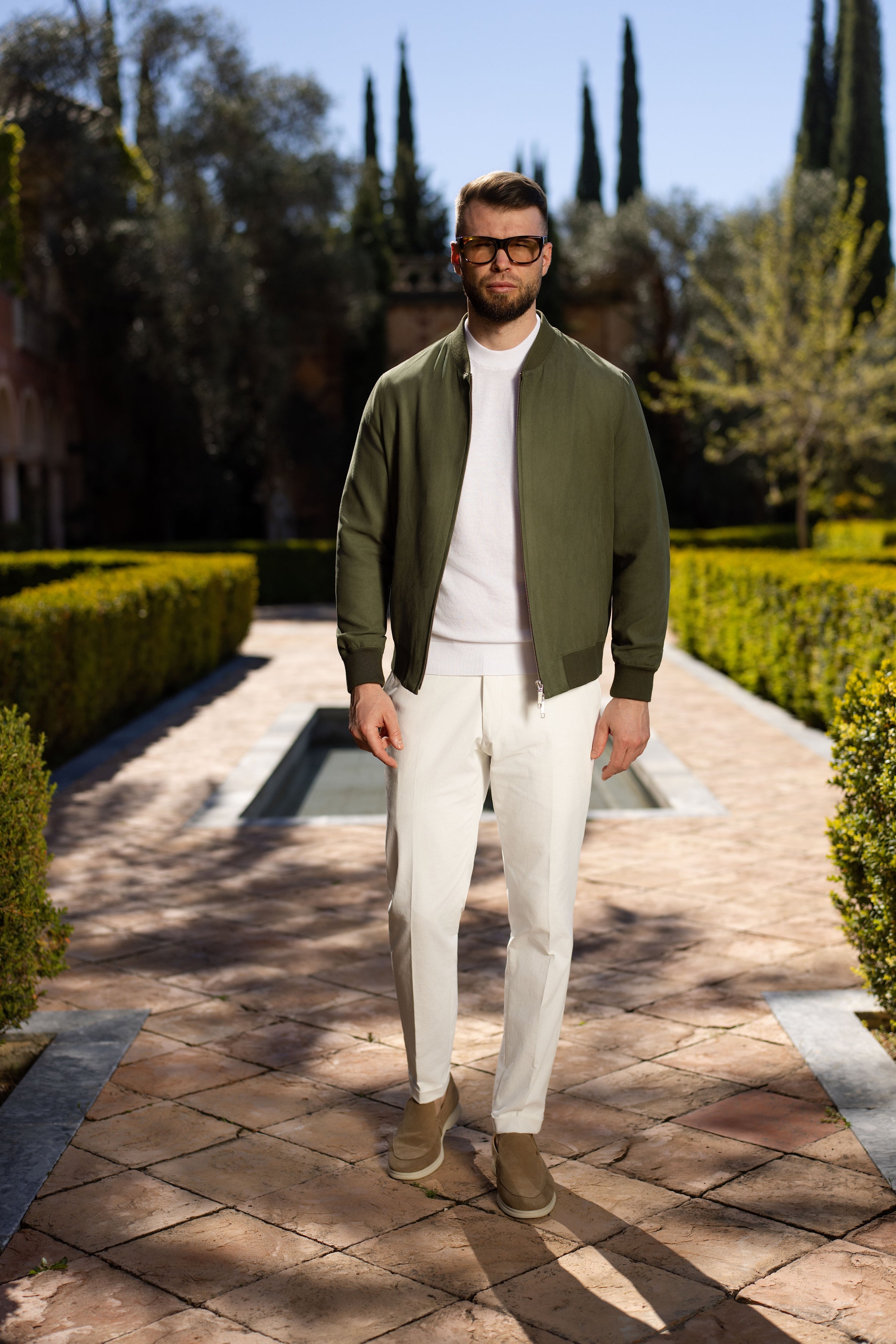 Consiglieri outfit with an olive Bomber jacket, white knitwear and white trousers