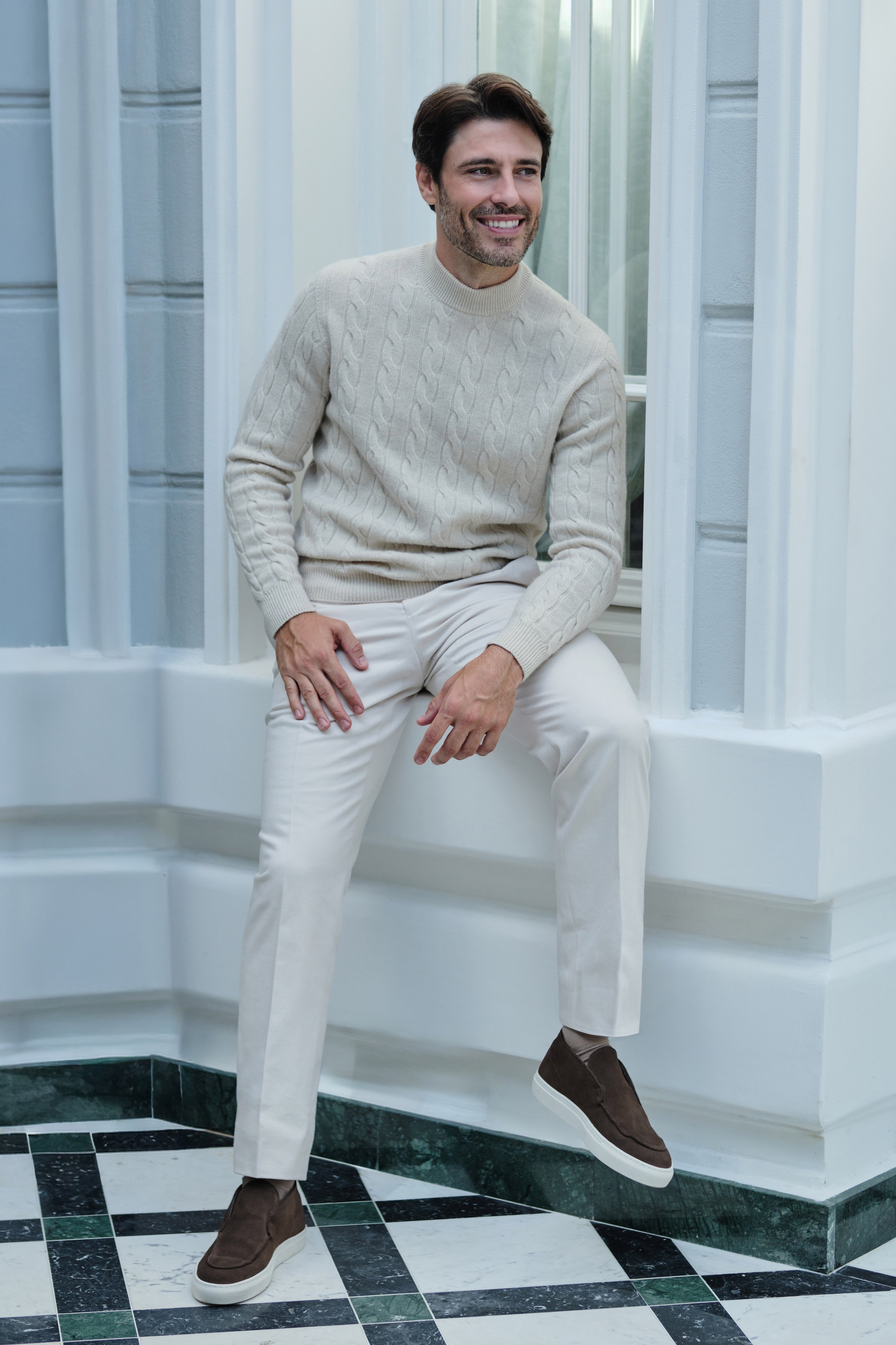Pulover torsadat în nuanța Ivory, cu pantaloni tonali și pantofi Suede