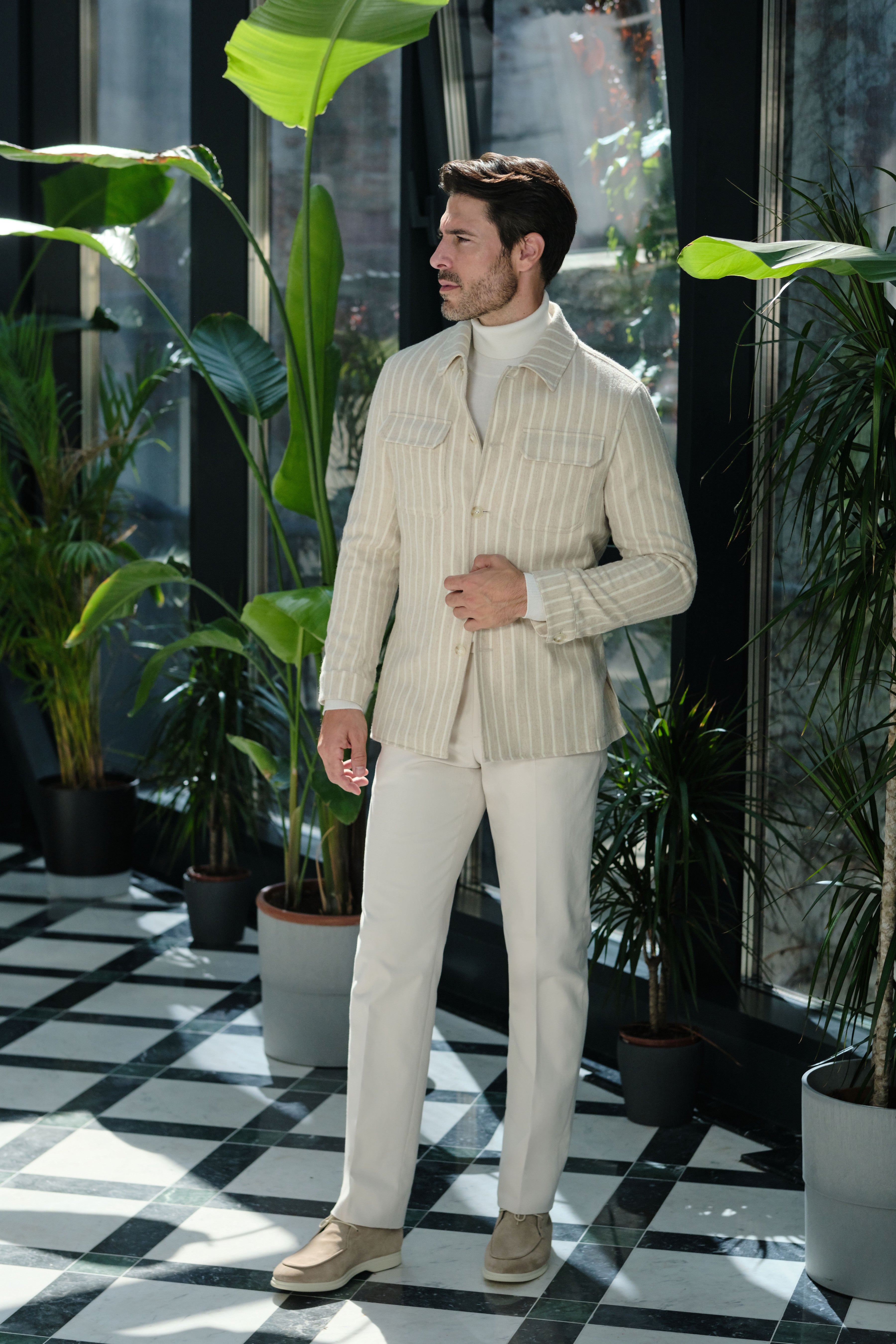 Jachetă tip cămașă în dungi fine, pulover pe gât și pantaloni Ivory