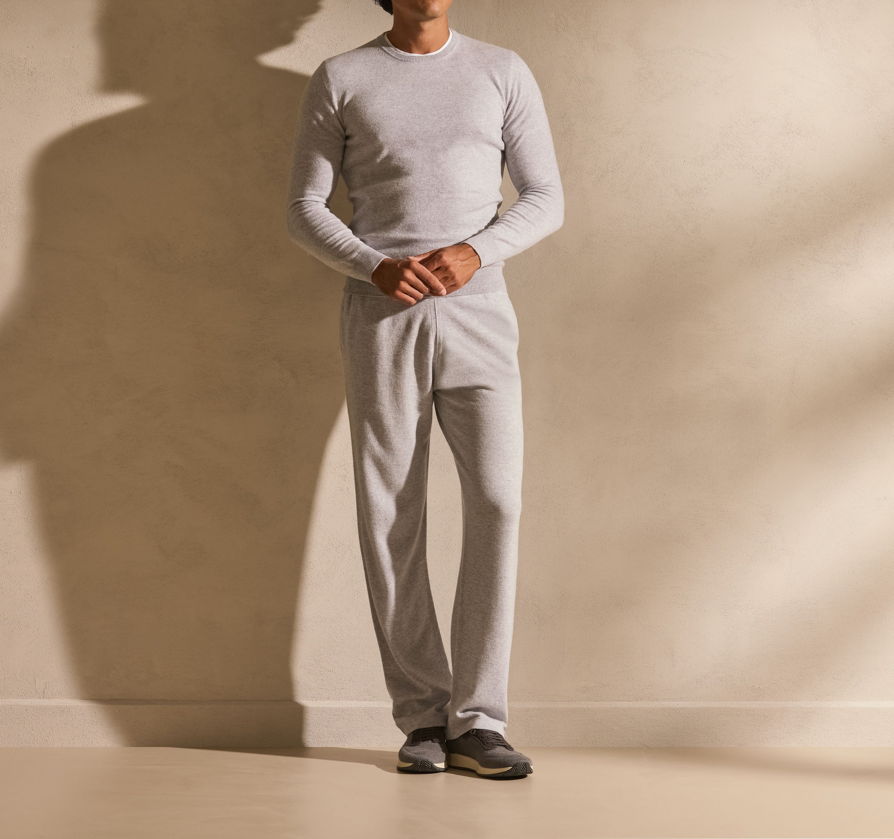 Fine knitwear in light grey tones, for a weekend without haste.