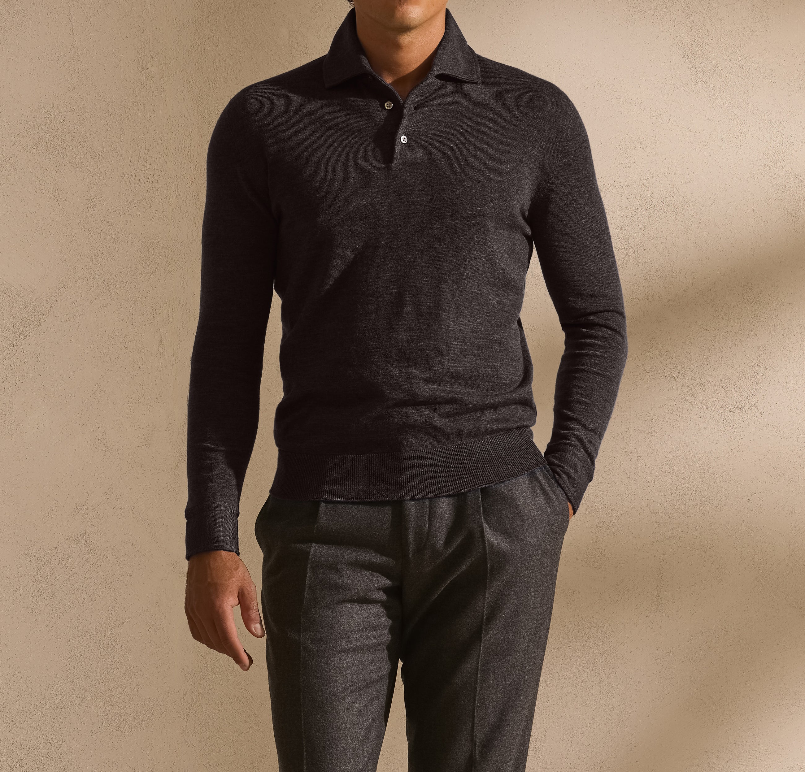 Knitwear with a one-piece collar — a clean, uninterrupted construction.