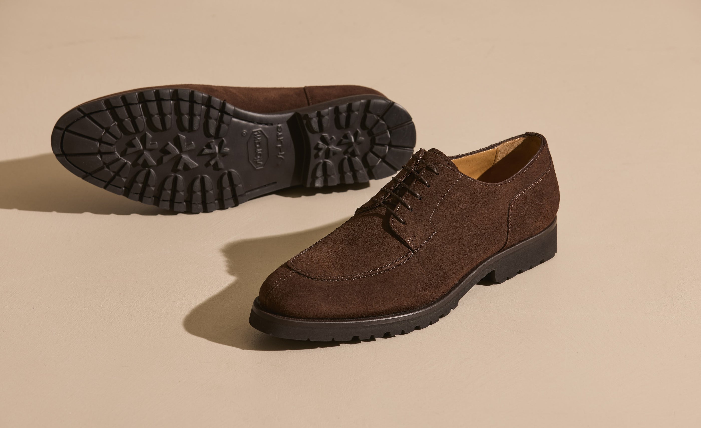 Made-to-Order split-toe bluchers — classic construction, discreet character.