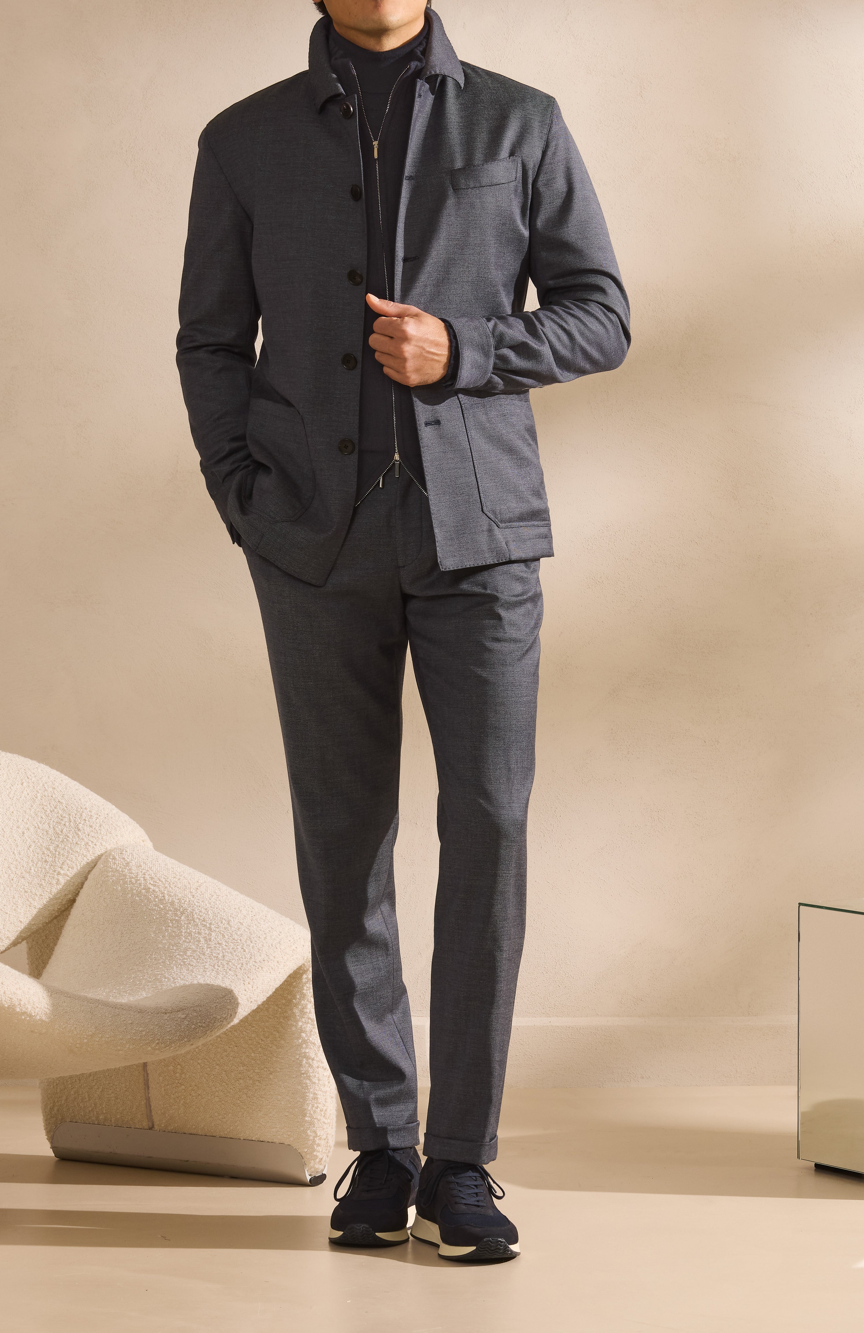Relaxed layering in neutral tones — a total look for the season's turn.