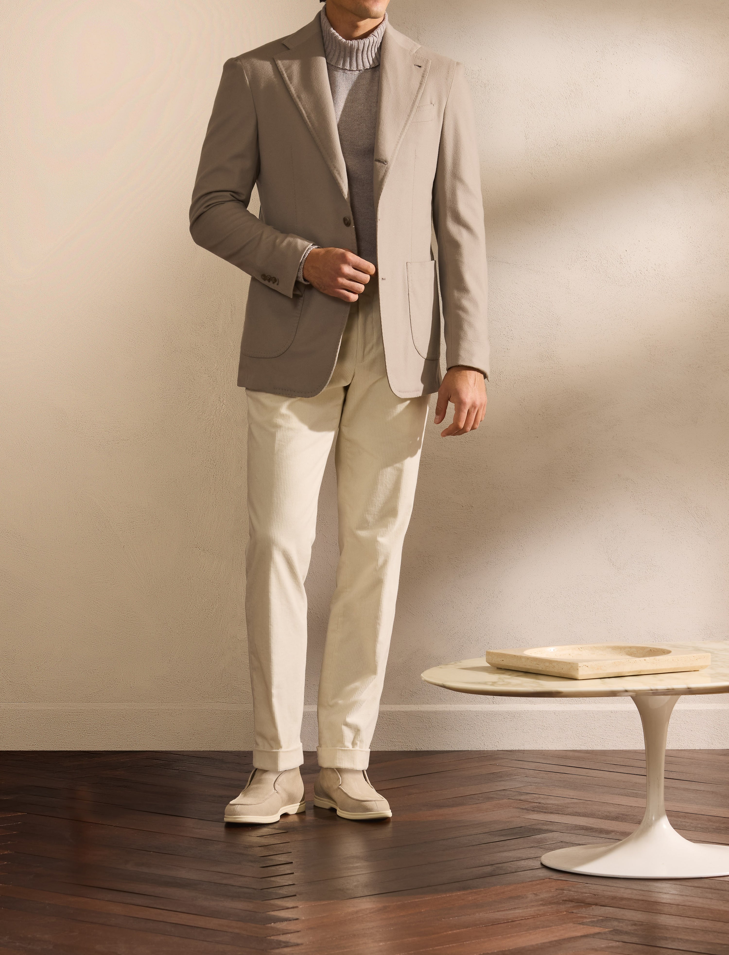 Relaxed Tailoring in a Pre-Fall key — soft construction and an assured line.