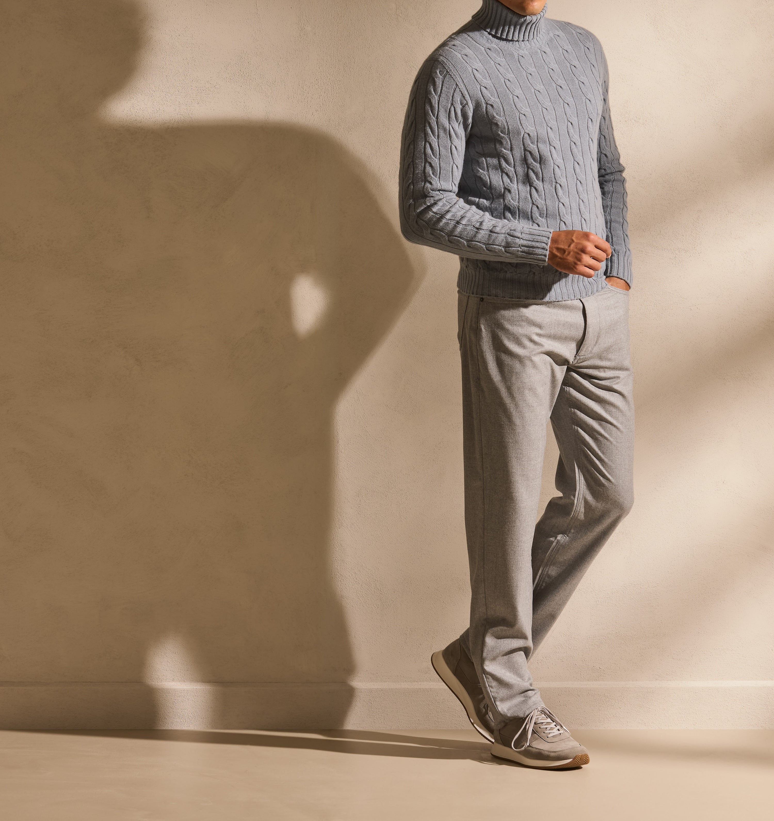 A cable-knit sweater at the heart of a luminous total look.