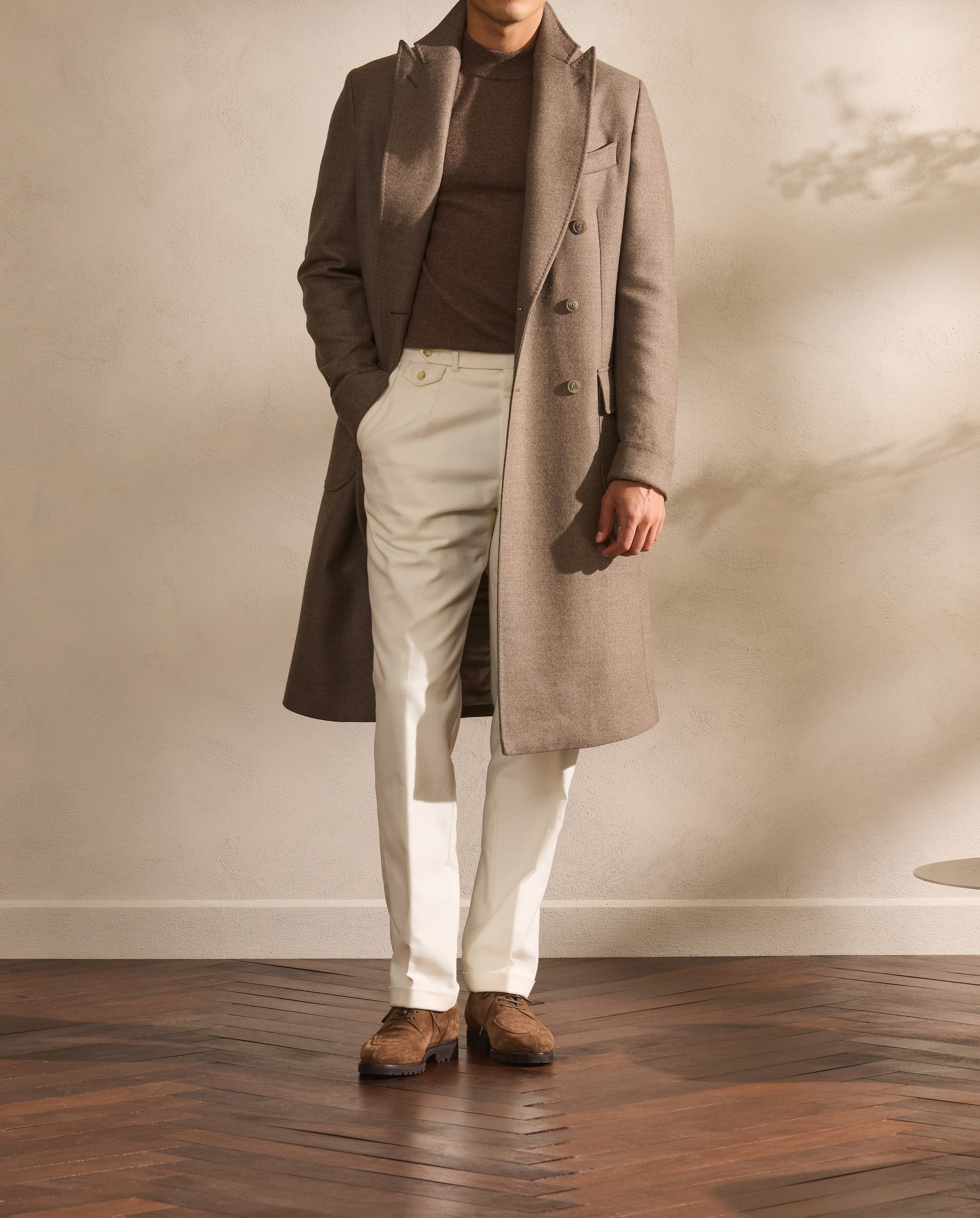 Taupe Overcoat in an autumn total look, its warm tones set in layers.