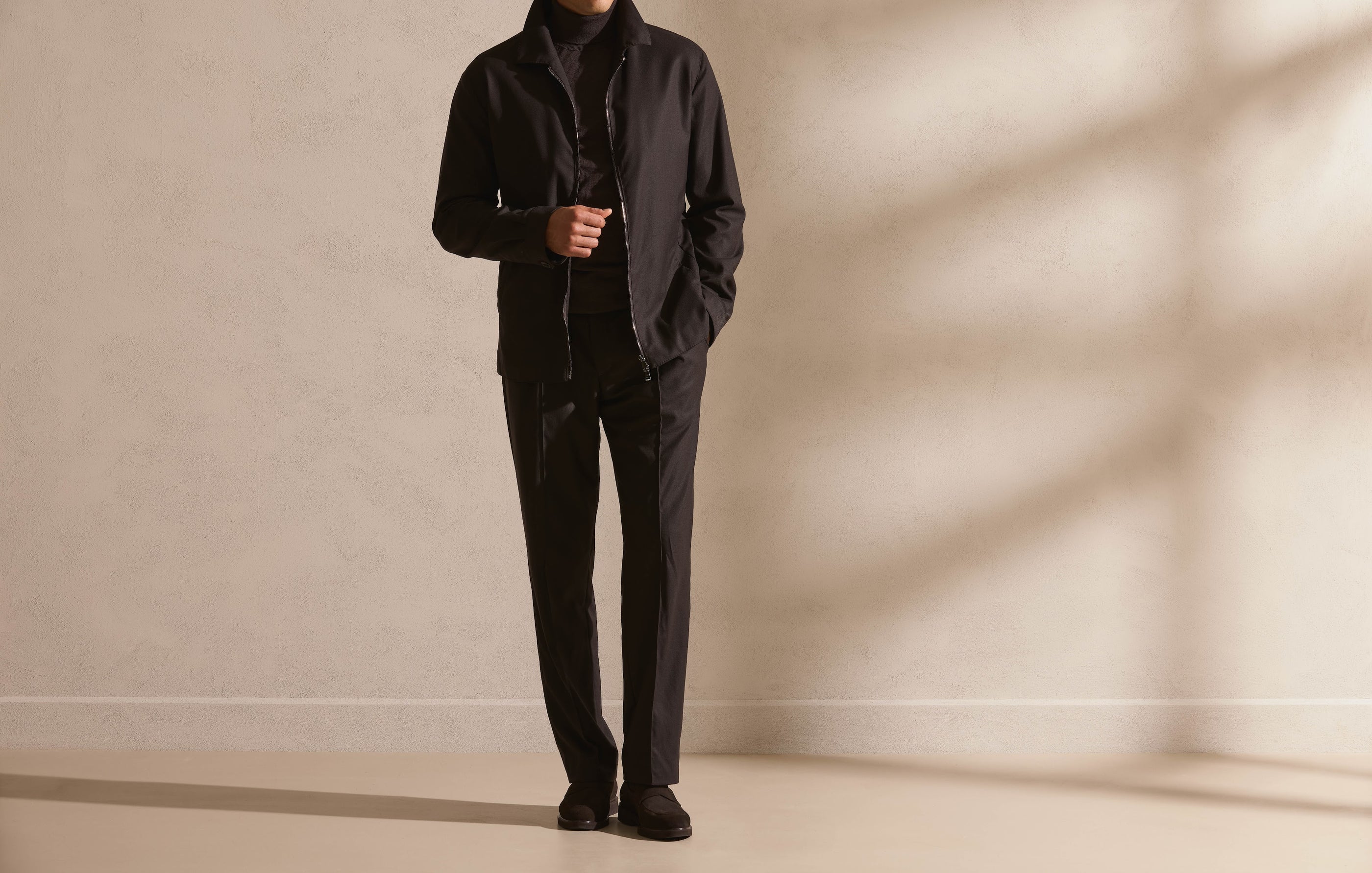 A monochrome look in deep tones, built on fine layers and a clean line.