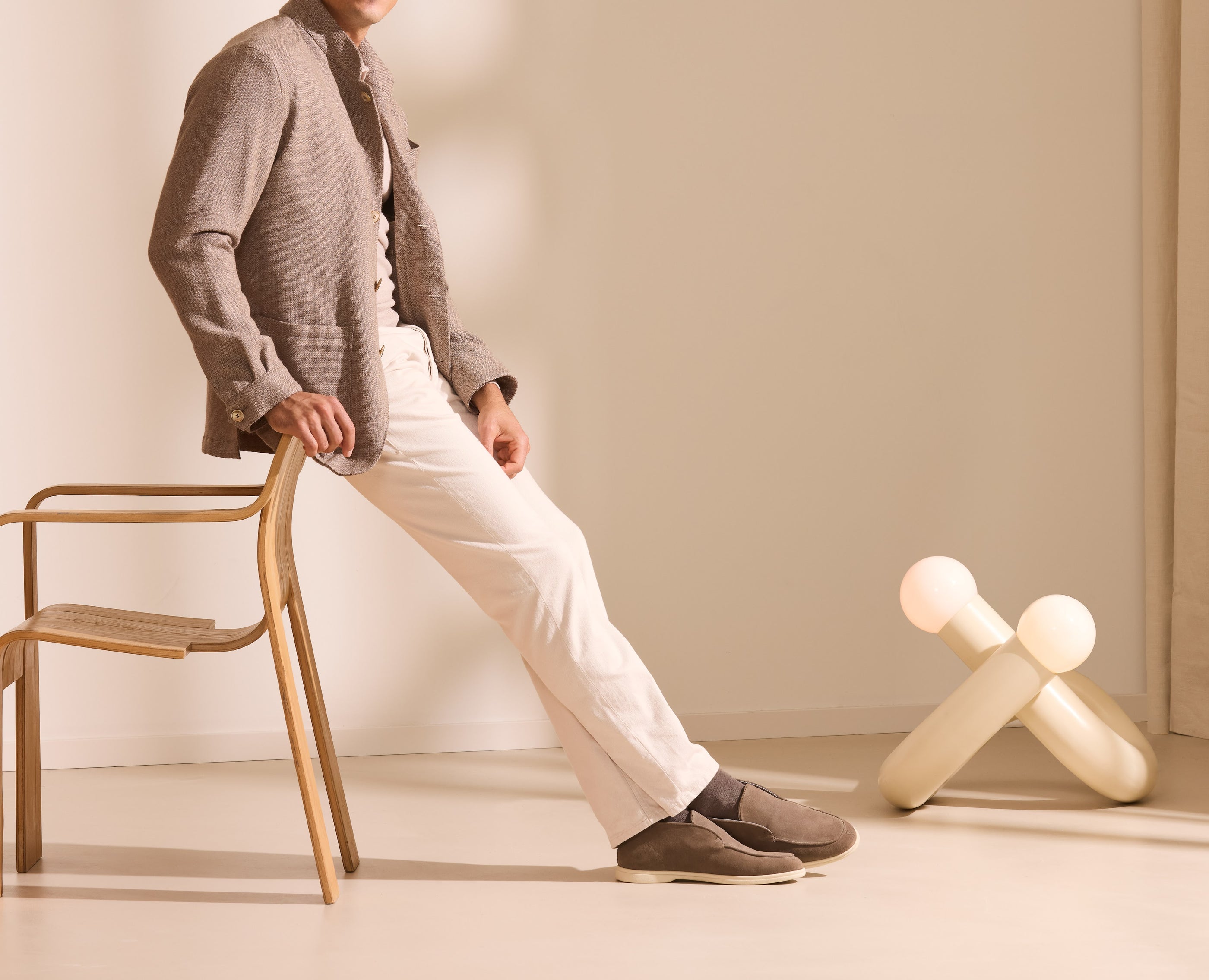 Relaxed Tailoring in taupe and ivory — an unhurried cut with an impeccable line.