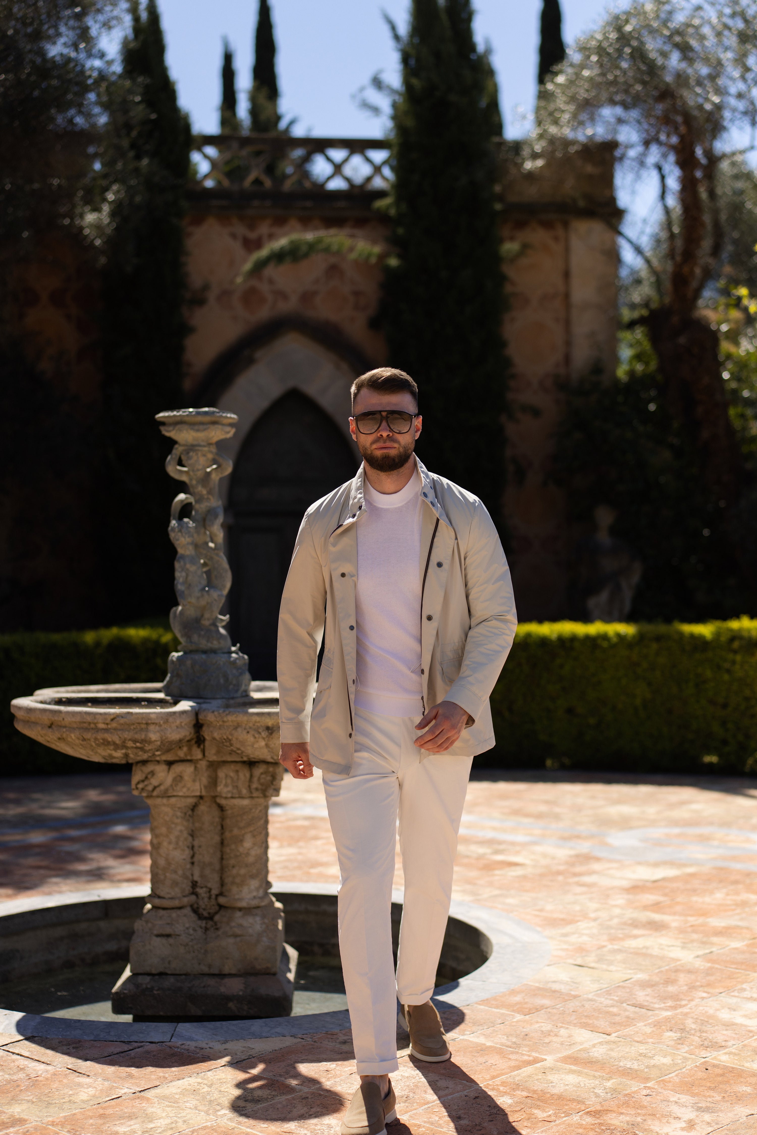 Relaxed Consiglieri outfit with a light-coloured blouson and trousers in neutral tones