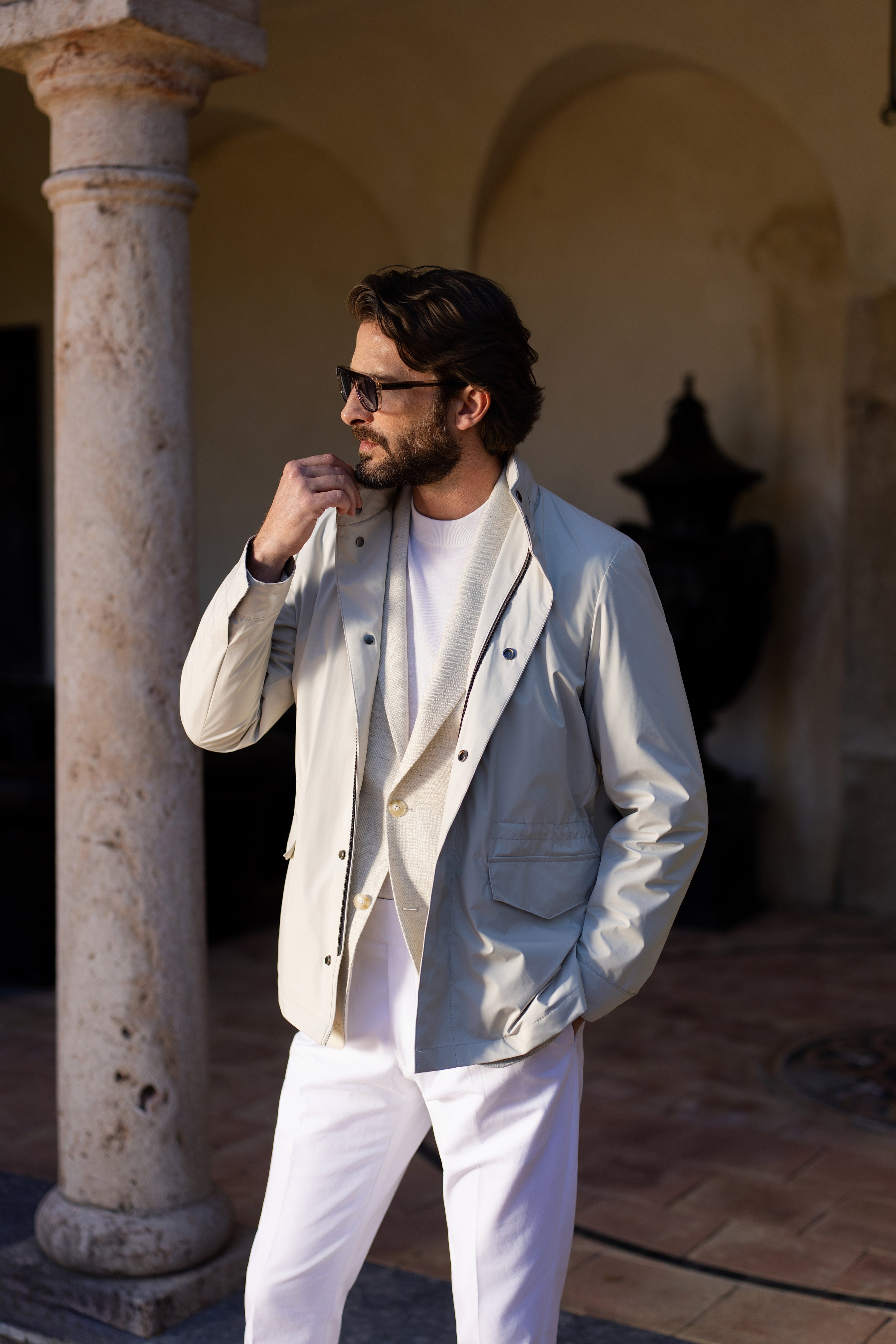 Light-coloured blouson worn over a jacket, in a relaxed business interpretation
