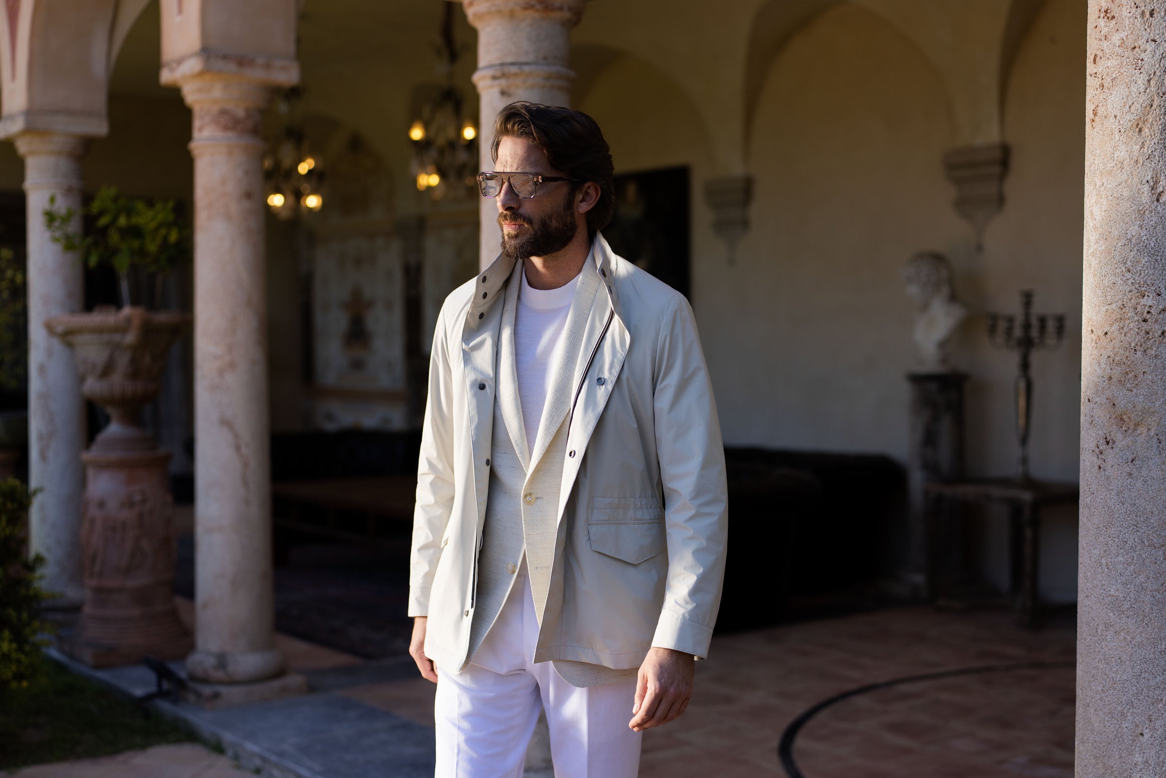 Relaxed business outfit with a light-coloured blouson worn over a jacket