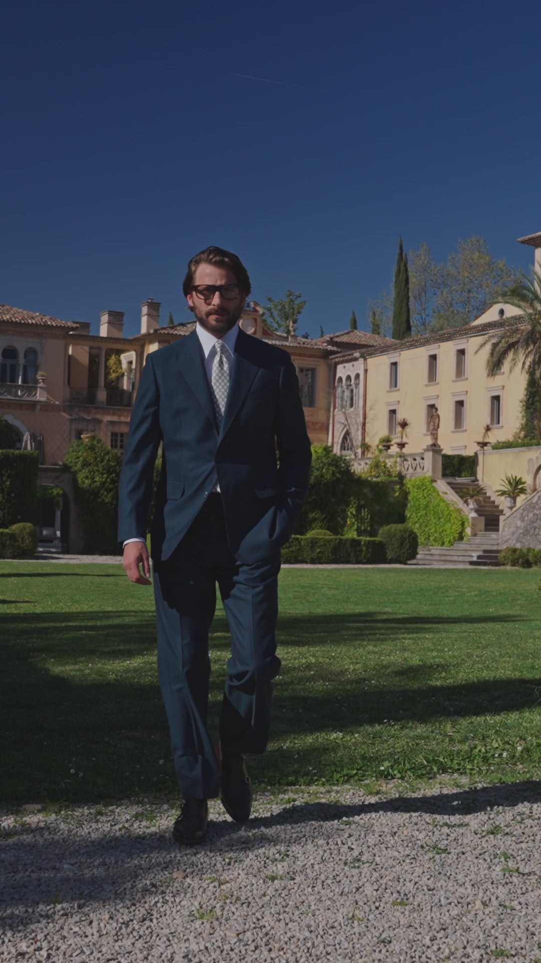 Navy Consiglieri Saint-Raphaël suit with a white shirt in a garden