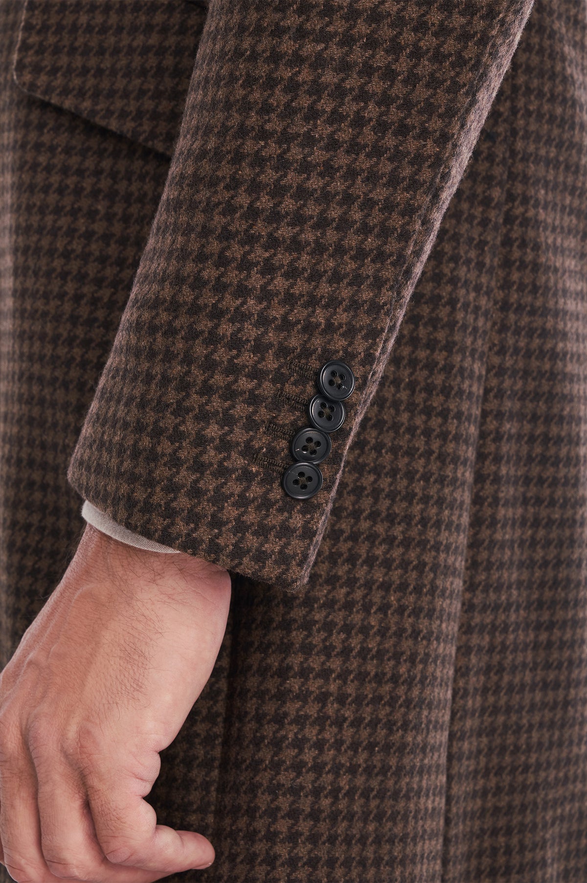 Consiglieri Notting Hill: small-check pattern and buttoned cuff of the brown overcoat
