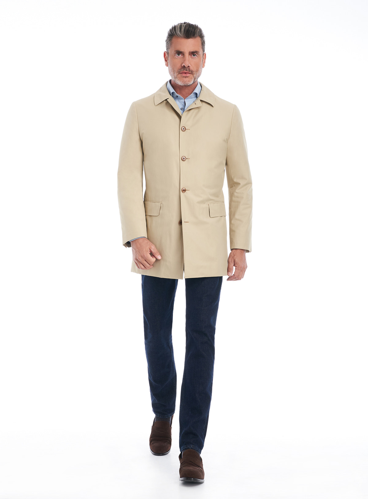 Consiglieri La Rochelle: cream jacket with a raised collar and brown buttons