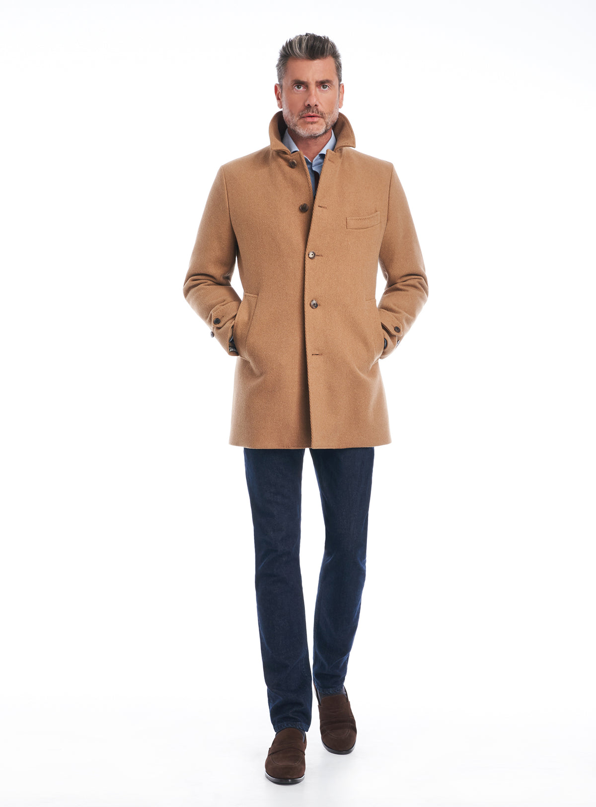 Consiglieri Verona: camel overcoat with a raised collar and straight silhouette