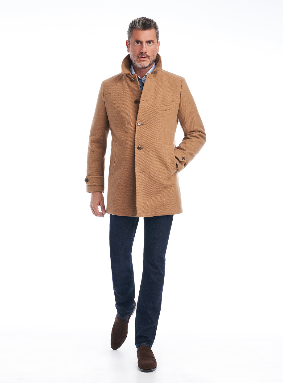 Consiglieri Verona: camel overcoat with a raised collar and straight silhouette