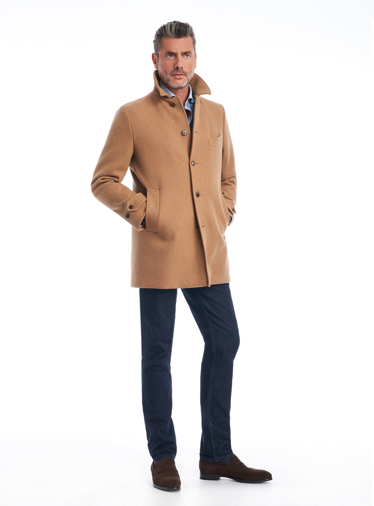 Consiglieri Verona: camel overcoat with a raised collar and straight silhouette