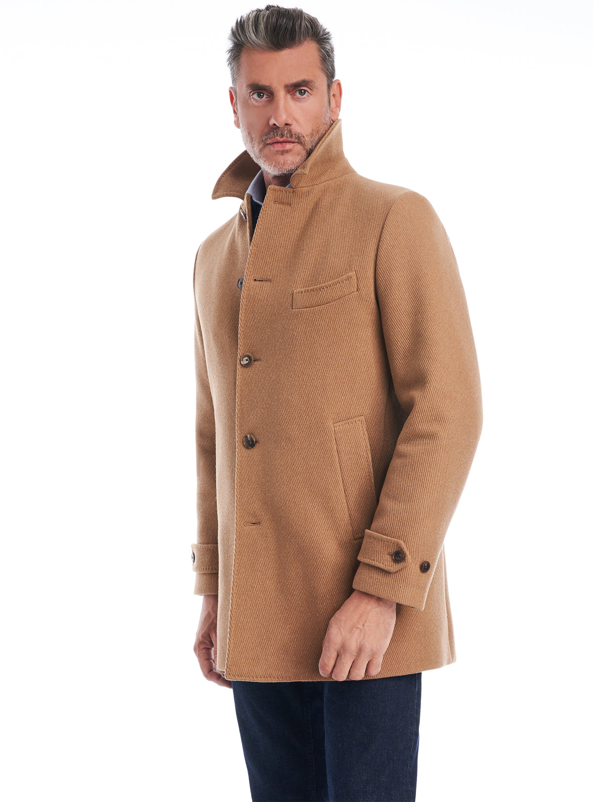 Consiglieri Verona: camel overcoat with a raised collar and straight silhouette