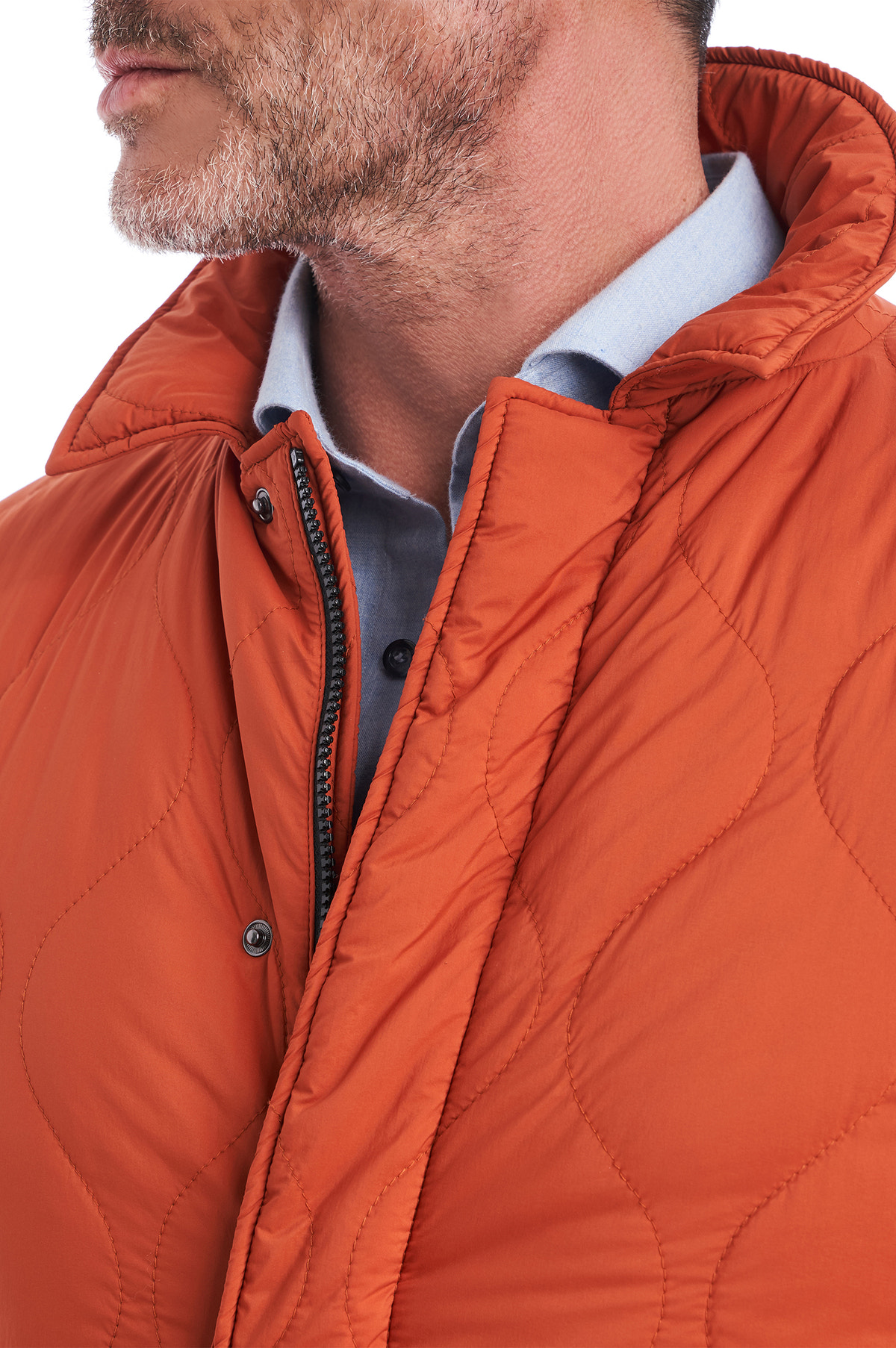 Consiglieri Bassel: raised collar and zip of the orange jacket