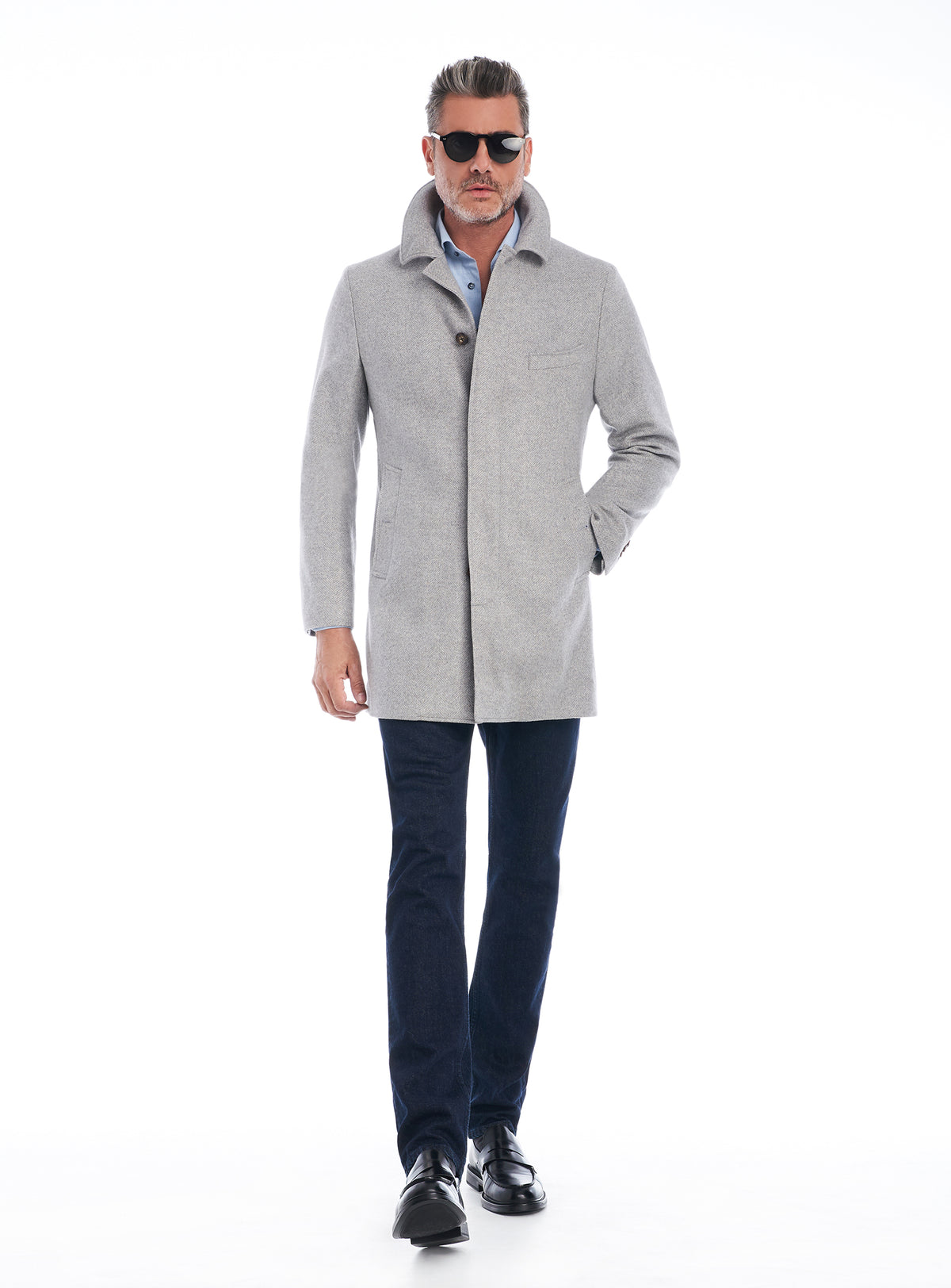 Consiglieri Florence: light grey overcoat with a raised collar and dark buttons