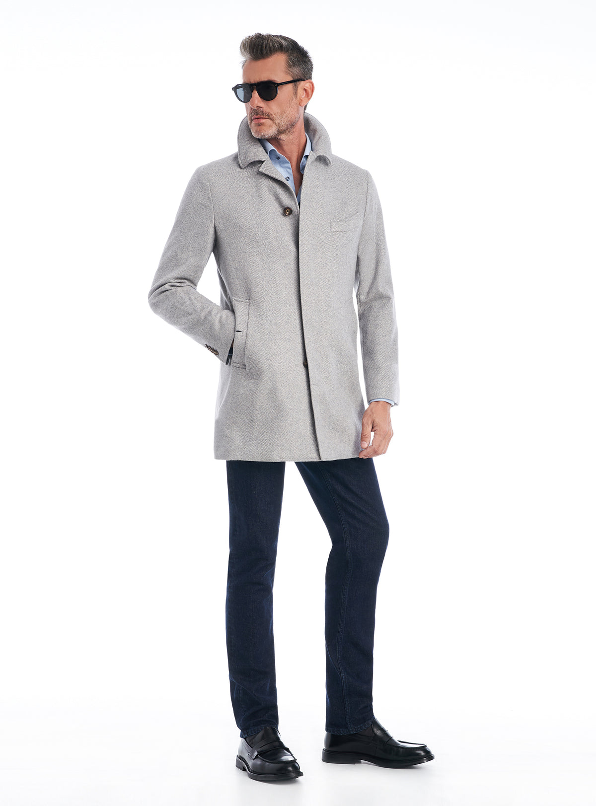Consiglieri Florence: light grey overcoat with a raised collar and dark buttons