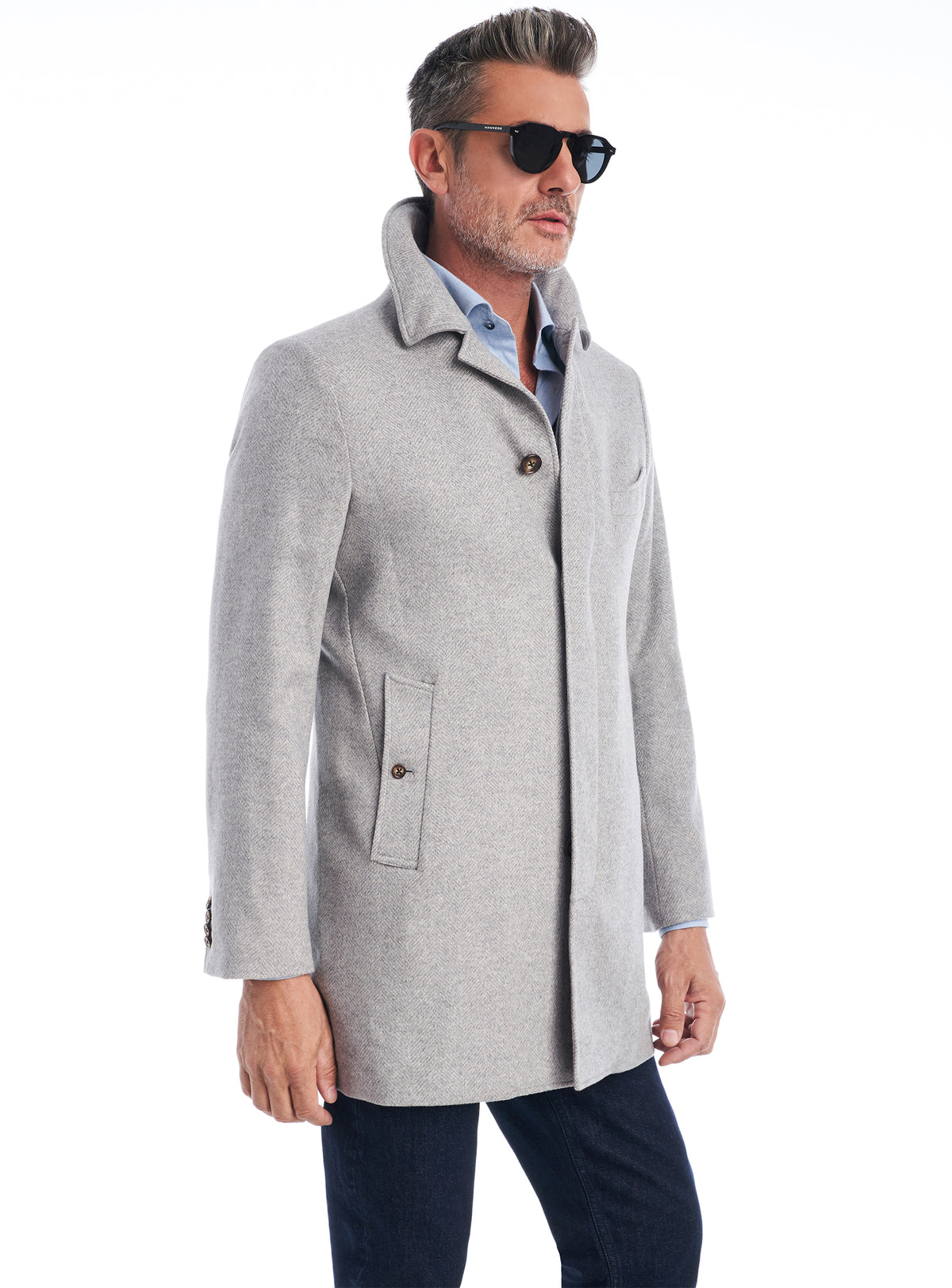 Consiglieri Florence: light grey overcoat with a raised collar and dark buttons
