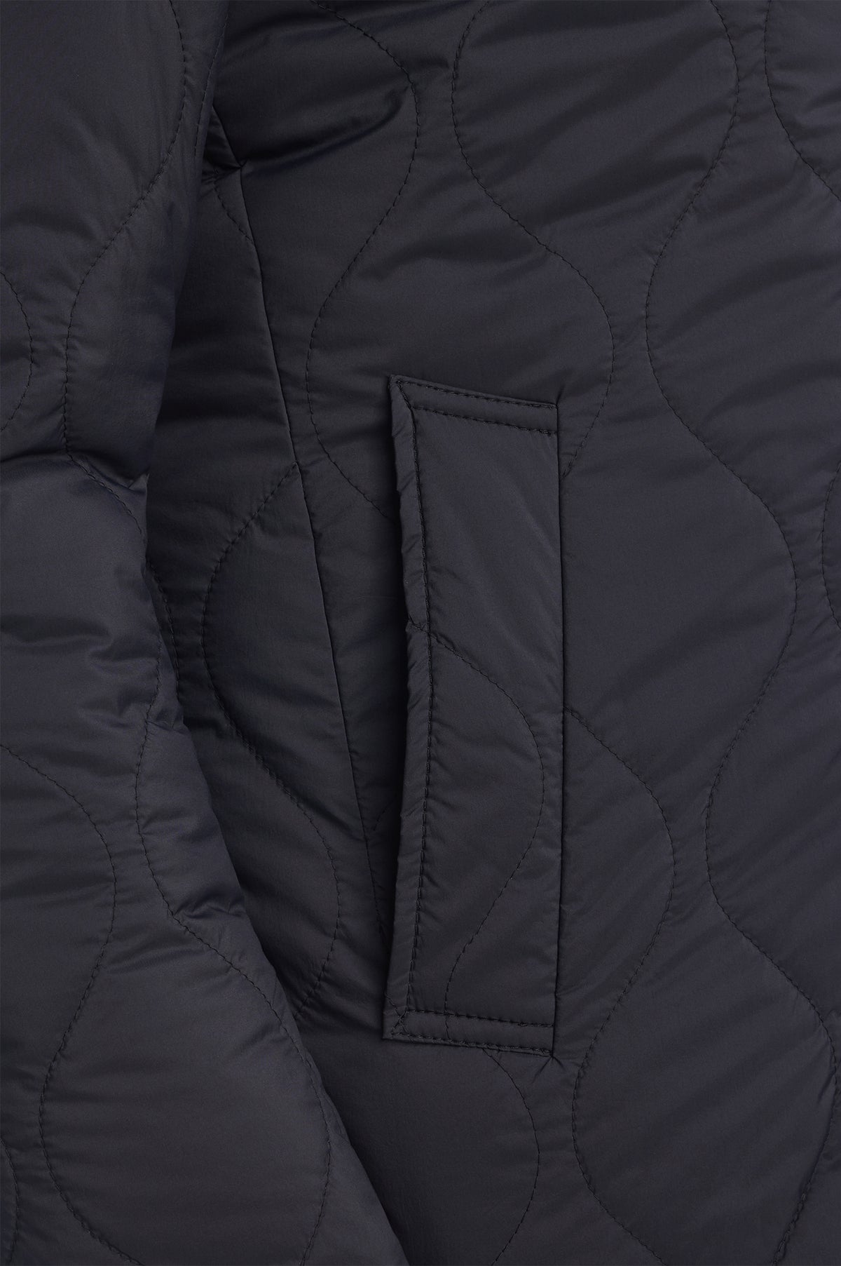 Consiglieri Antwerp: angled pocket and quilting of the navy jacket