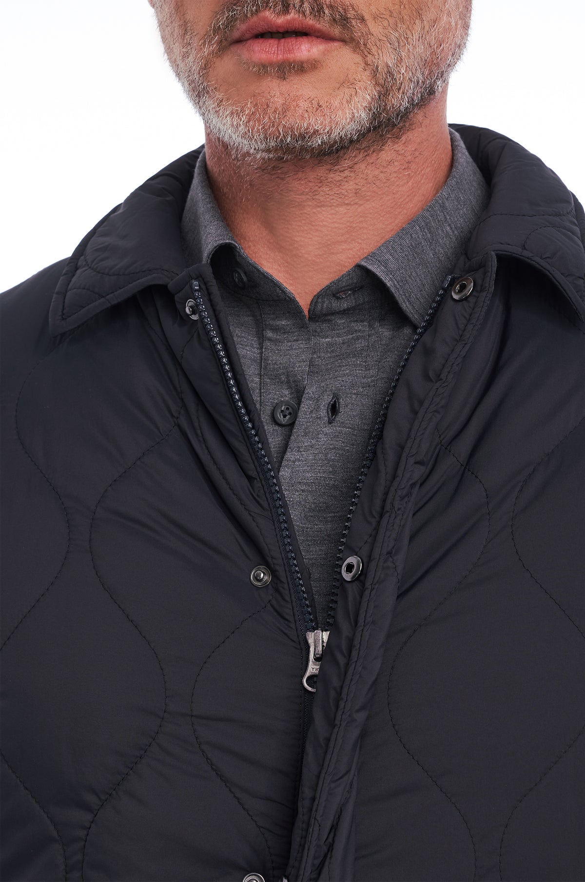 Consiglieri Antwerp: shirt collar and front fastening of the navy jacket