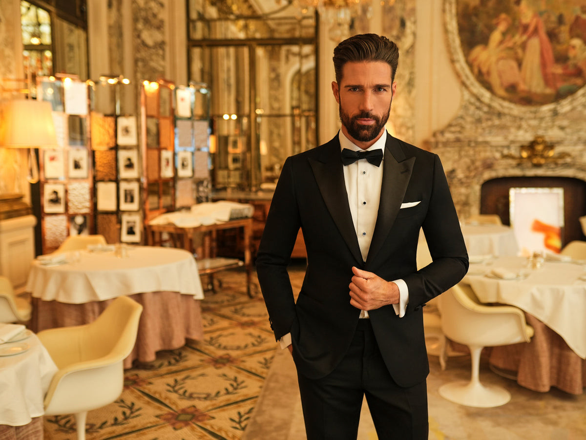 Consiglieri: black tuxedo with peak lapels, a white shirt and bow tie