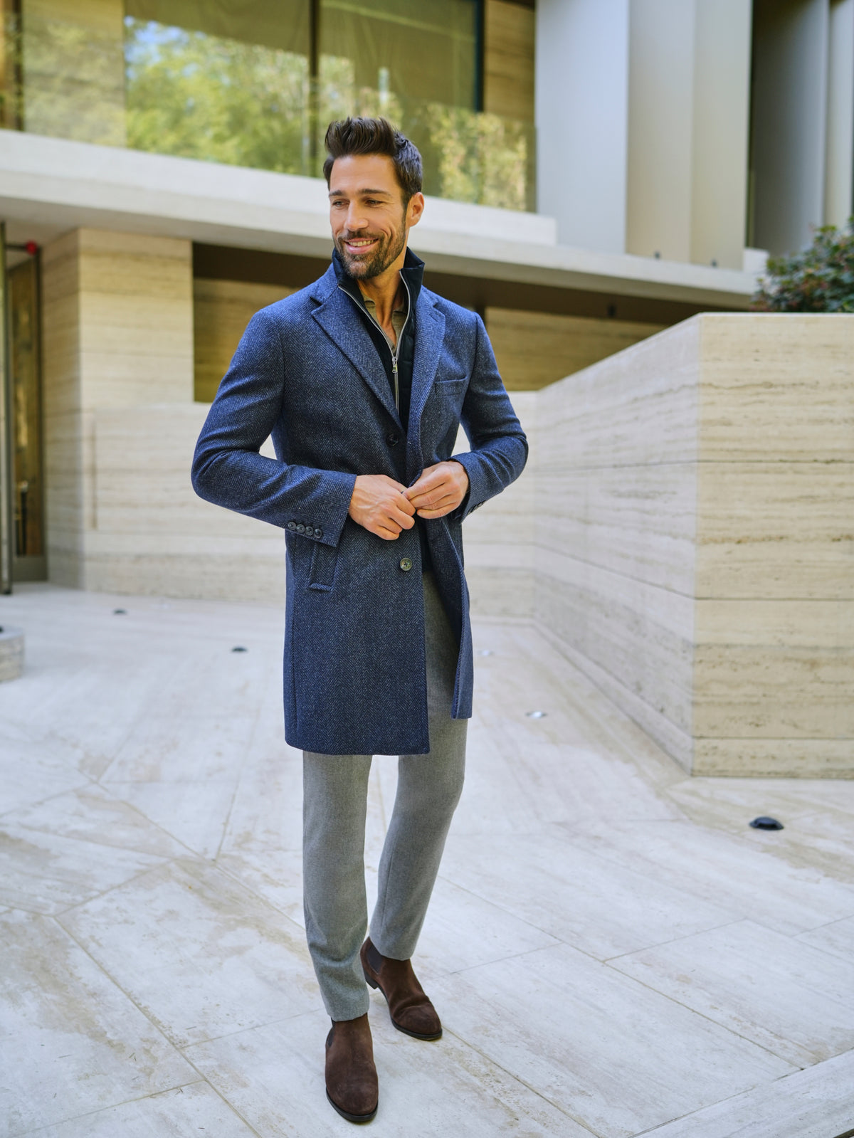 Consiglieri Aspen: blue overcoat with lapels and a straight silhouette