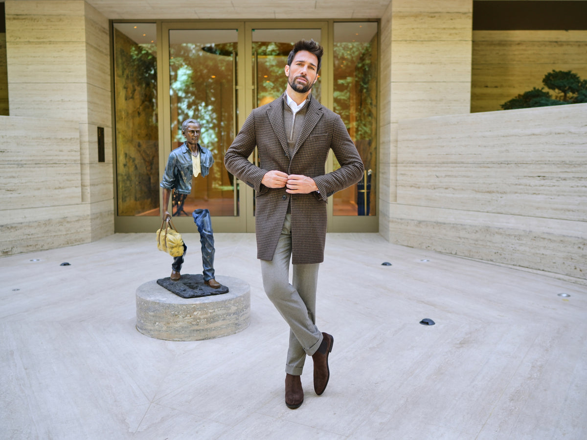 Consiglieri Cambridge: brown overcoat with a subtle checked pattern and grey trousers