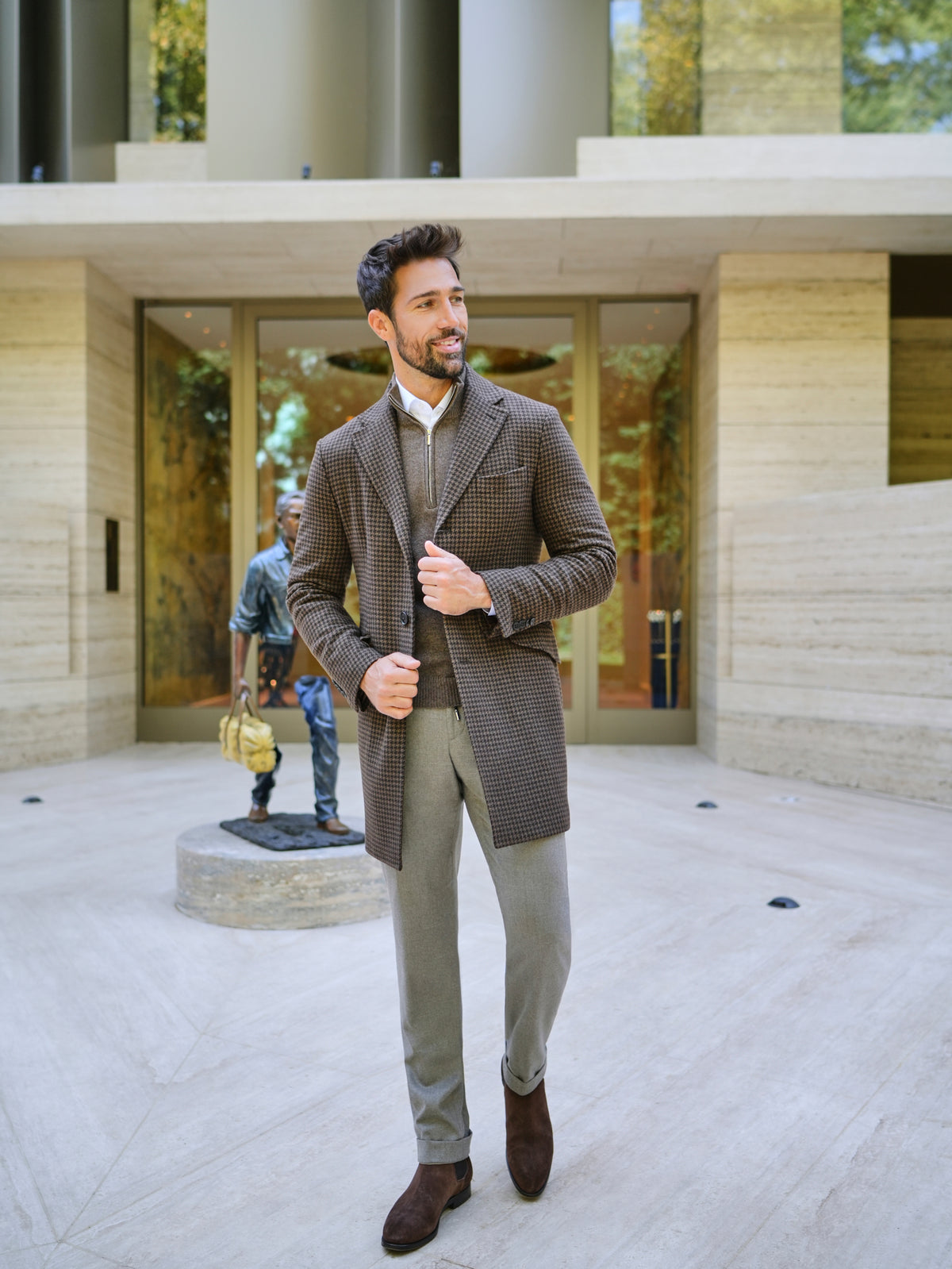 Consiglieri Cambridge: brown overcoat with a subtle checked pattern and grey trousers