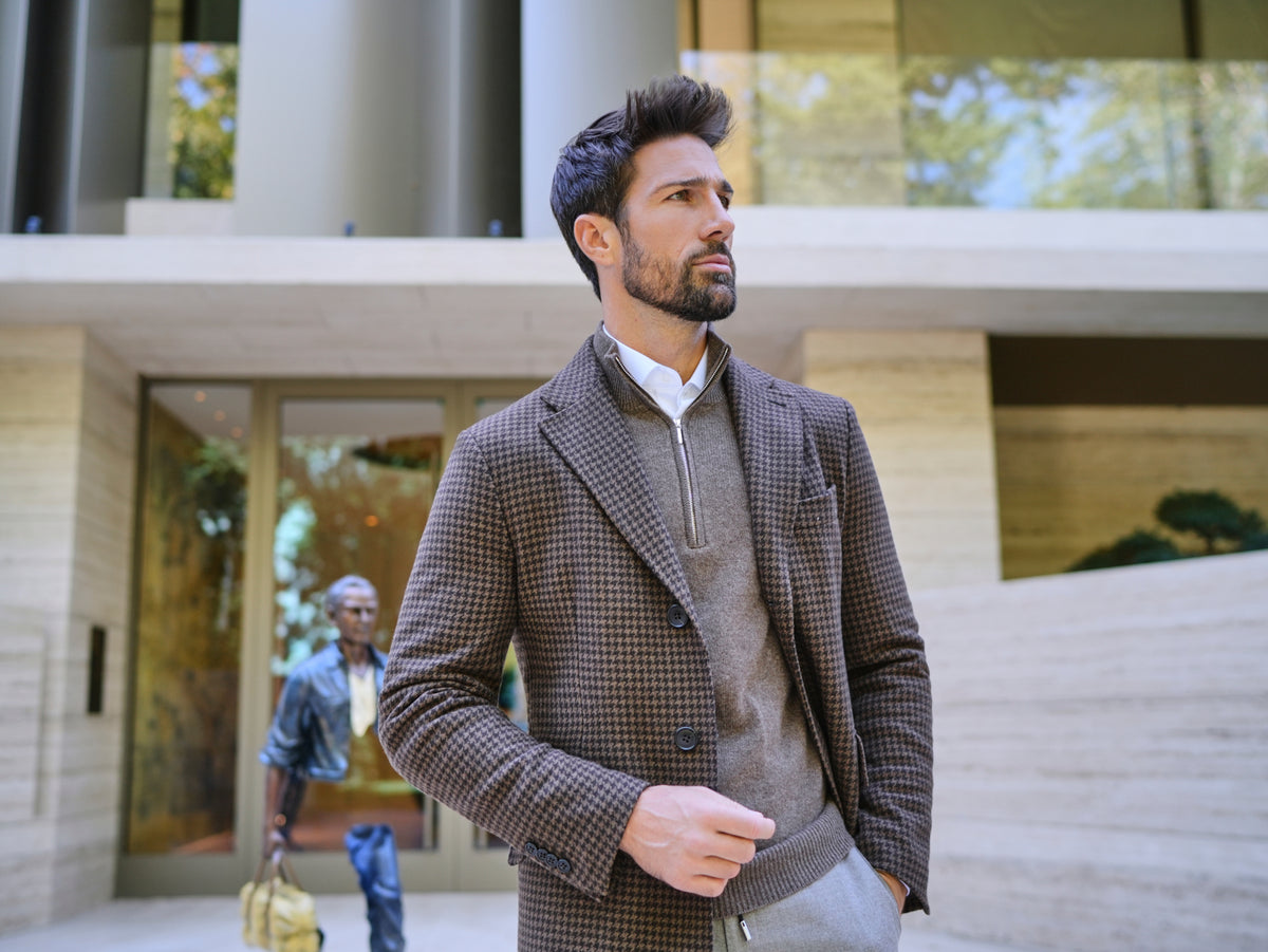 Consiglieri Cambridge: brown overcoat with a subtle checked pattern and grey trousers