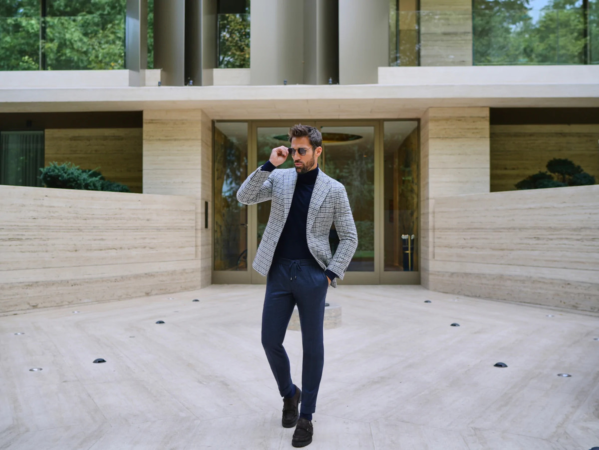 Consiglieri Toulouse: navy trousers with a light checked jacket and dark roll-neck