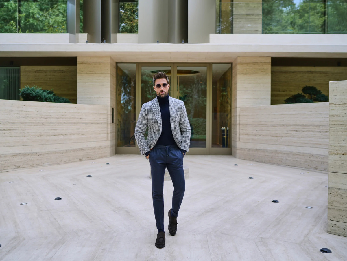 Consiglieri Toulouse: navy trousers with a light checked jacket and dark roll-neck