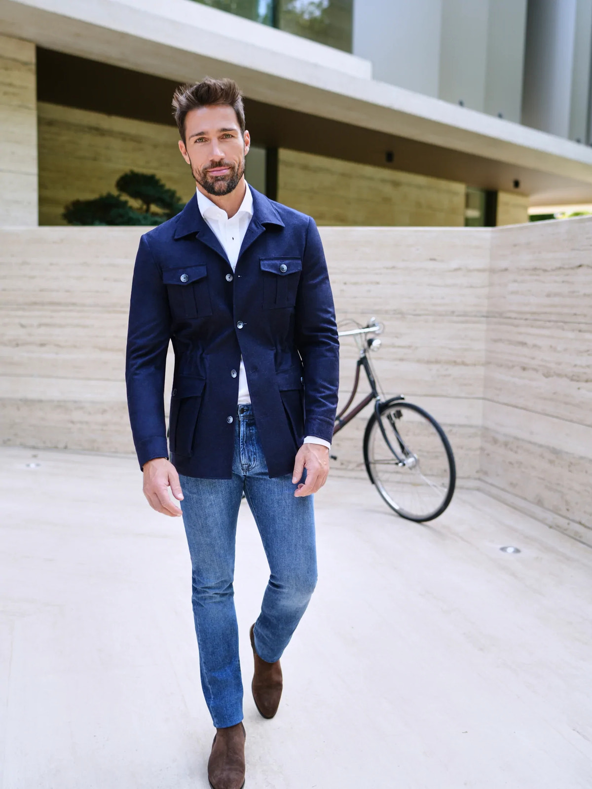 Consiglieri: blue jeans styled with a white shirt and navy jacket