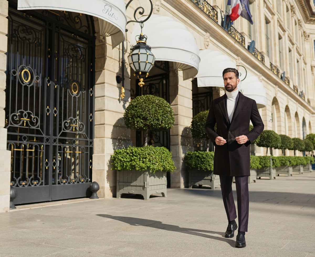 Consiglieri St Moritz: dark overcoat with a white roll-neck and tonal trousers