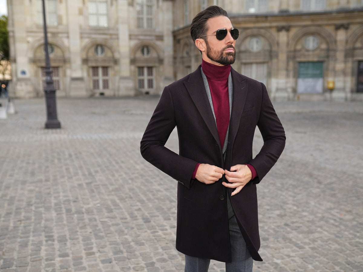 Consiglieri Meribel: dark overcoat with a burgundy roll-neck and grey trousers