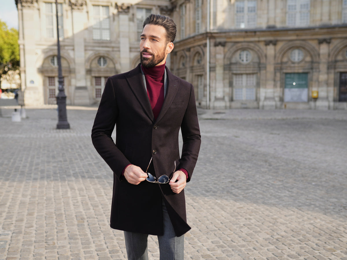 Consiglieri Meribel: dark overcoat with a burgundy roll-neck and grey trousers